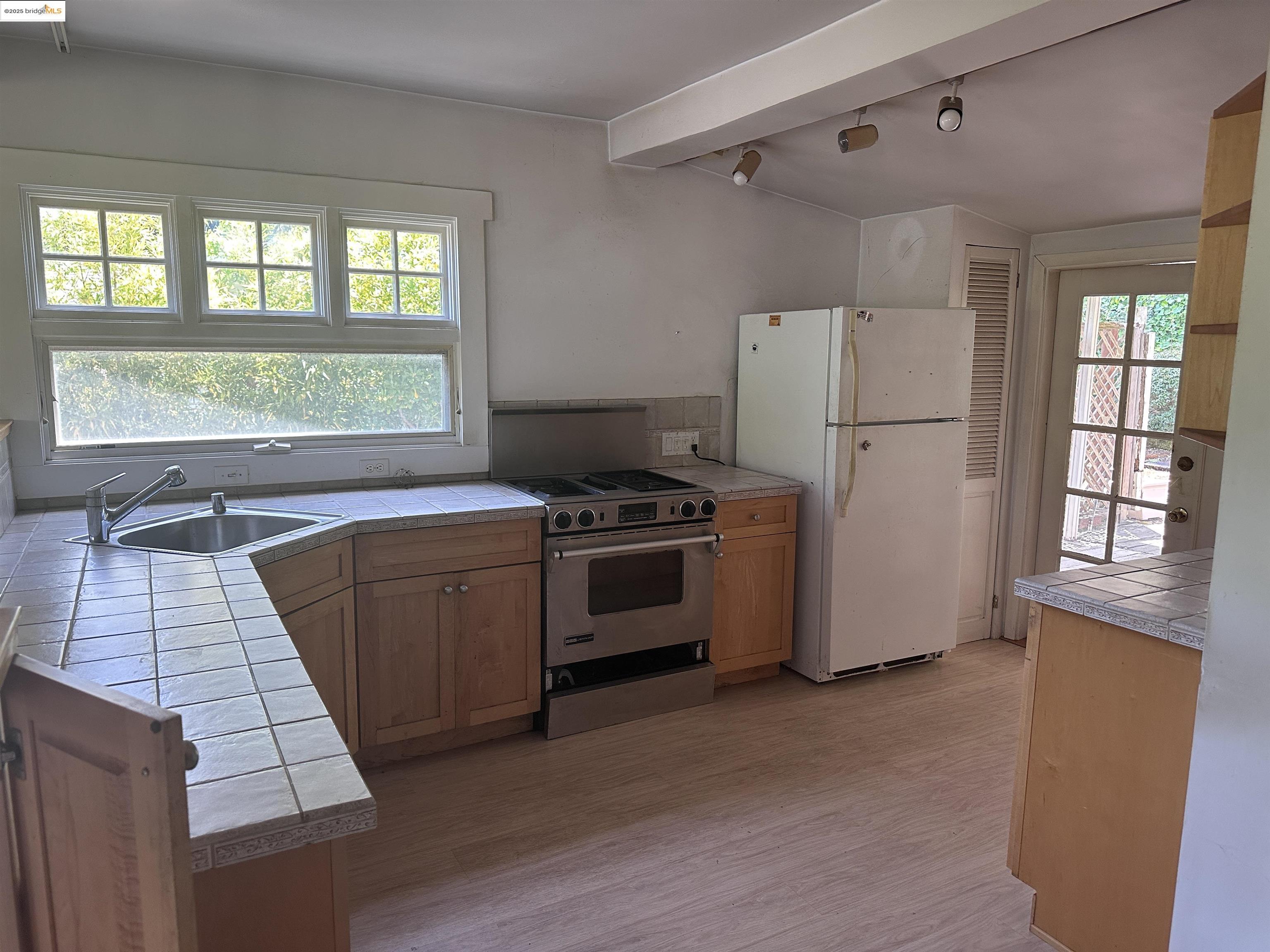 Detail Gallery Image 16 of 31 For 6133 Hillmont Dr, Oakland,  CA 94605 - 4 Beds | 2 Baths