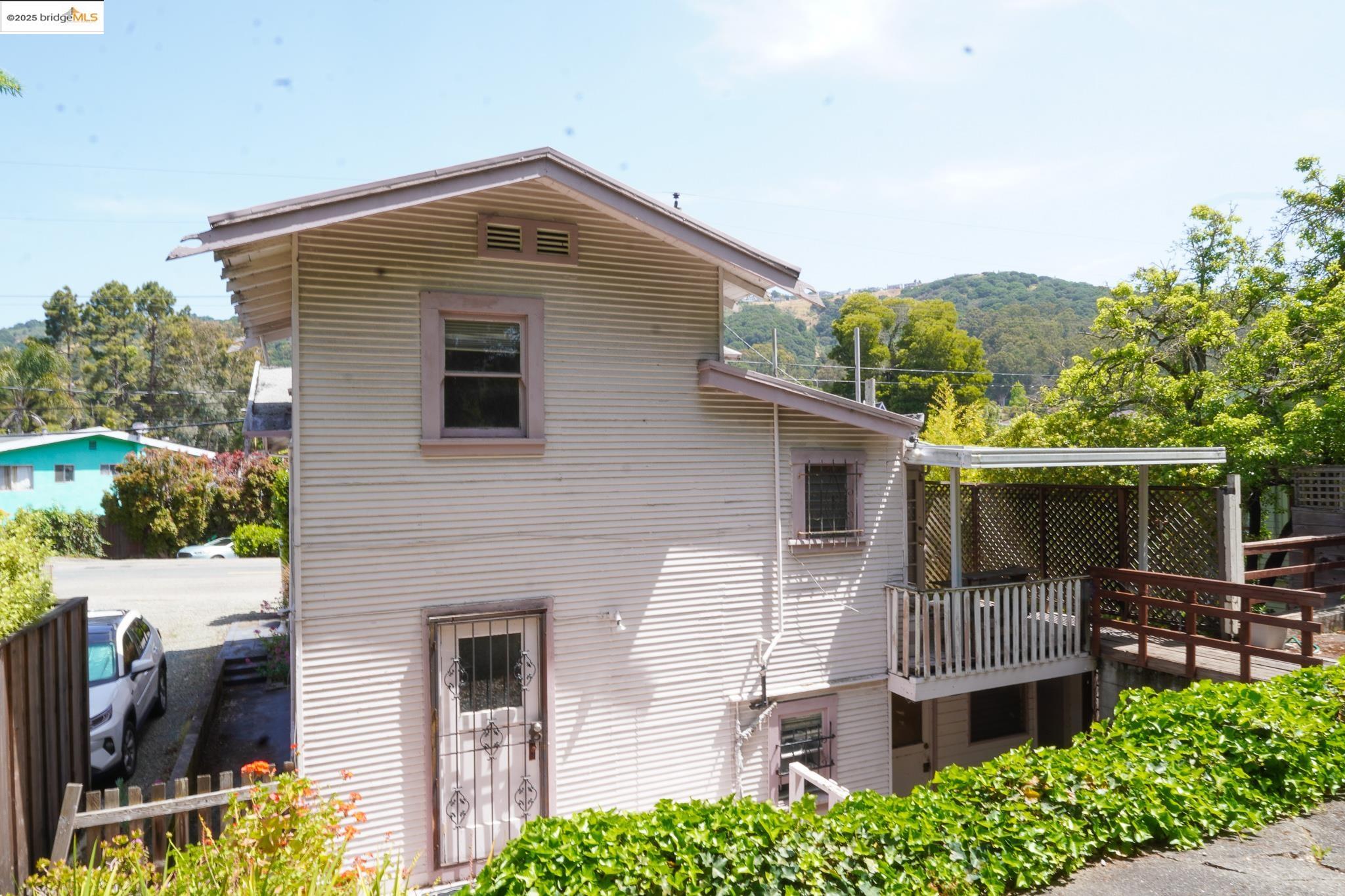 Detail Gallery Image 3 of 31 For 6133 Hillmont Dr, Oakland,  CA 94605 - 4 Beds | 2 Baths