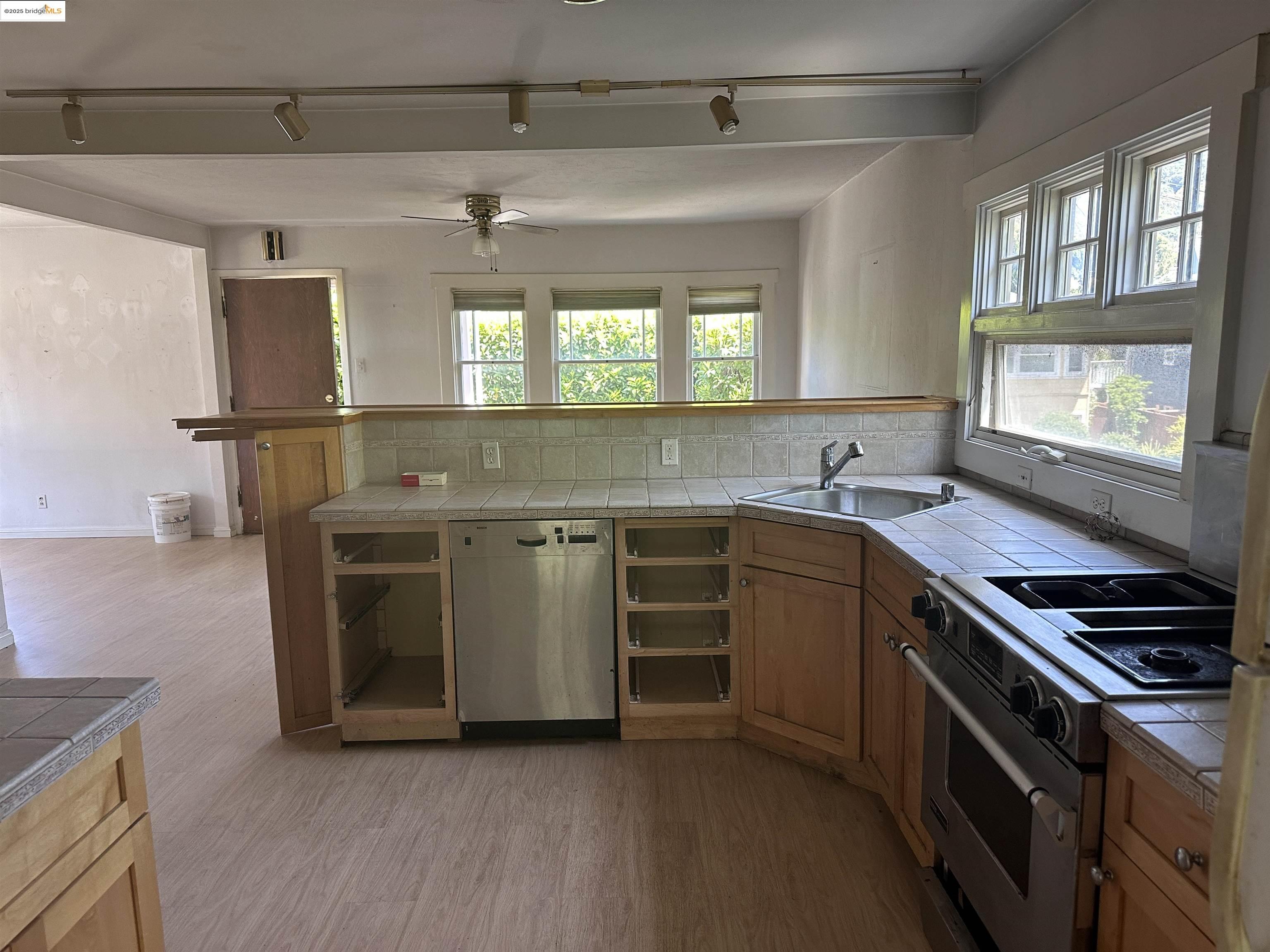 Detail Gallery Image 20 of 31 For 6133 Hillmont Dr, Oakland,  CA 94605 - 4 Beds | 2 Baths