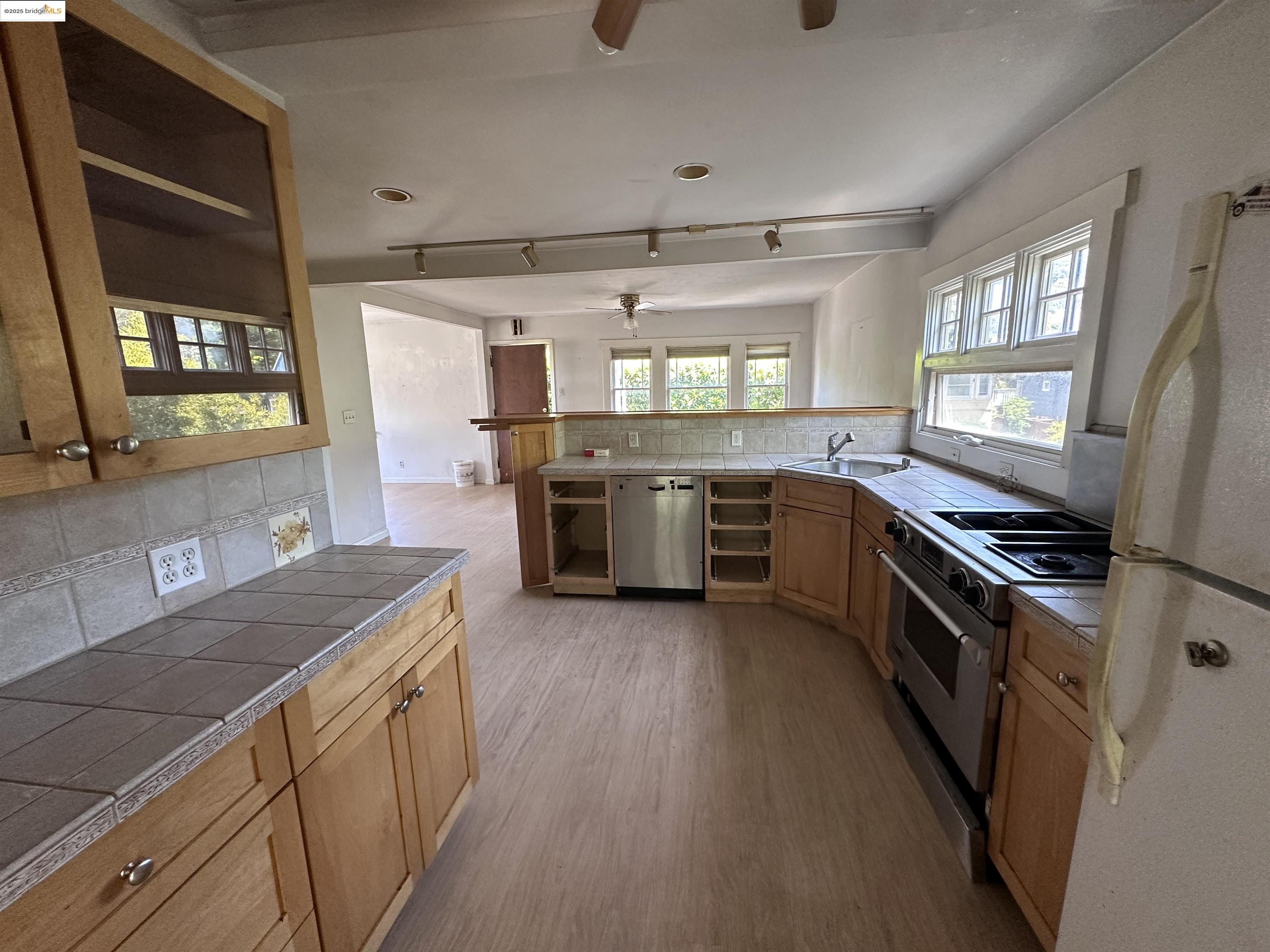 Detail Gallery Image 21 of 31 For 6133 Hillmont Dr, Oakland,  CA 94605 - 4 Beds | 2 Baths