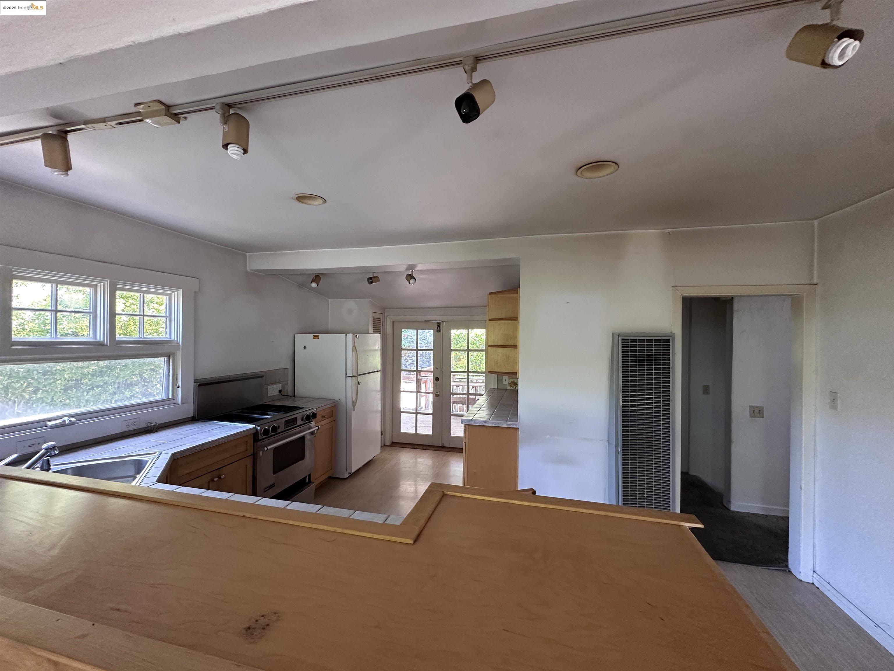 Detail Gallery Image 22 of 31 For 6133 Hillmont Dr, Oakland,  CA 94605 - 4 Beds | 2 Baths