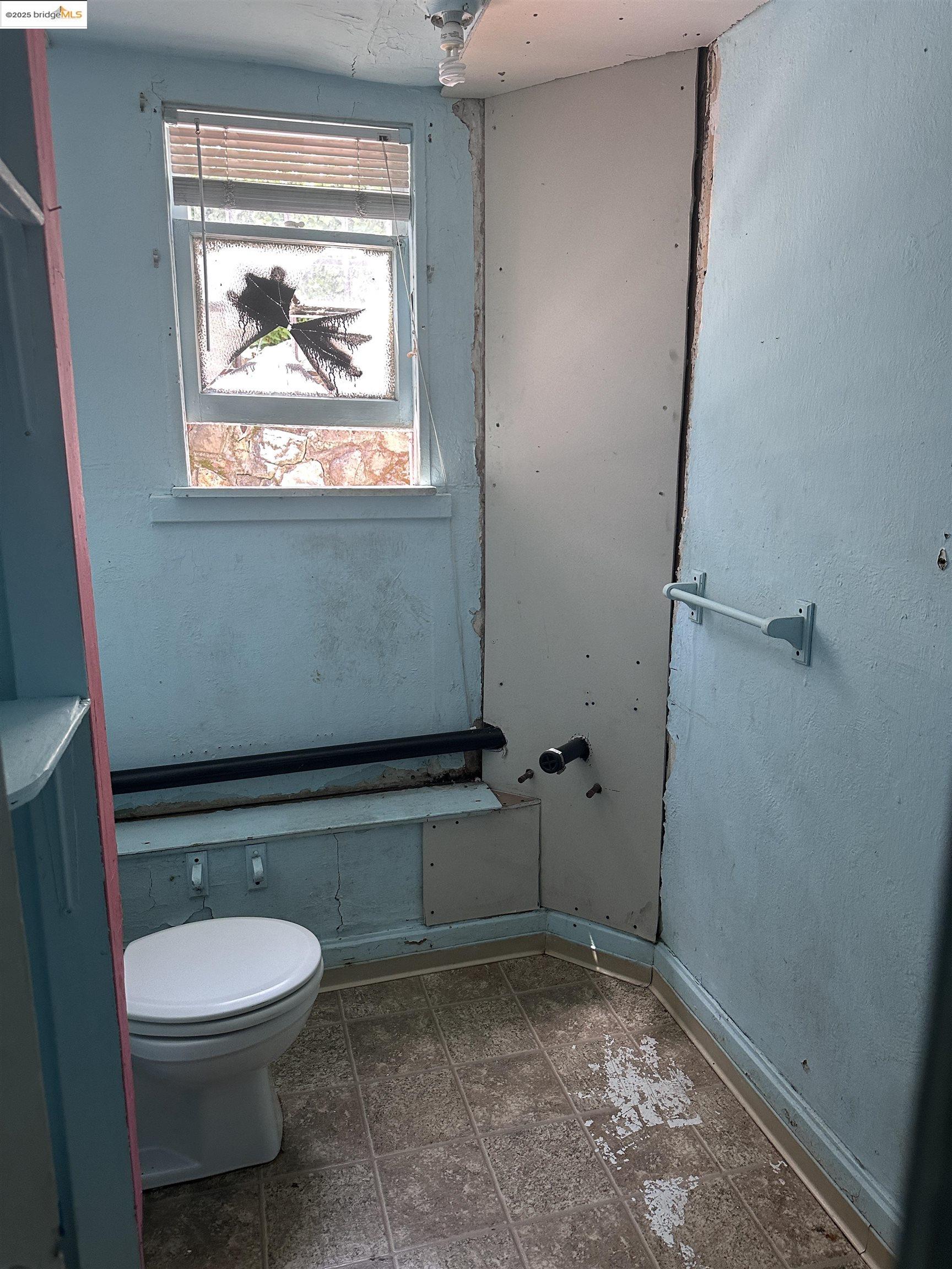 Detail Gallery Image 25 of 31 For 6133 Hillmont Dr, Oakland,  CA 94605 - 4 Beds | 2 Baths