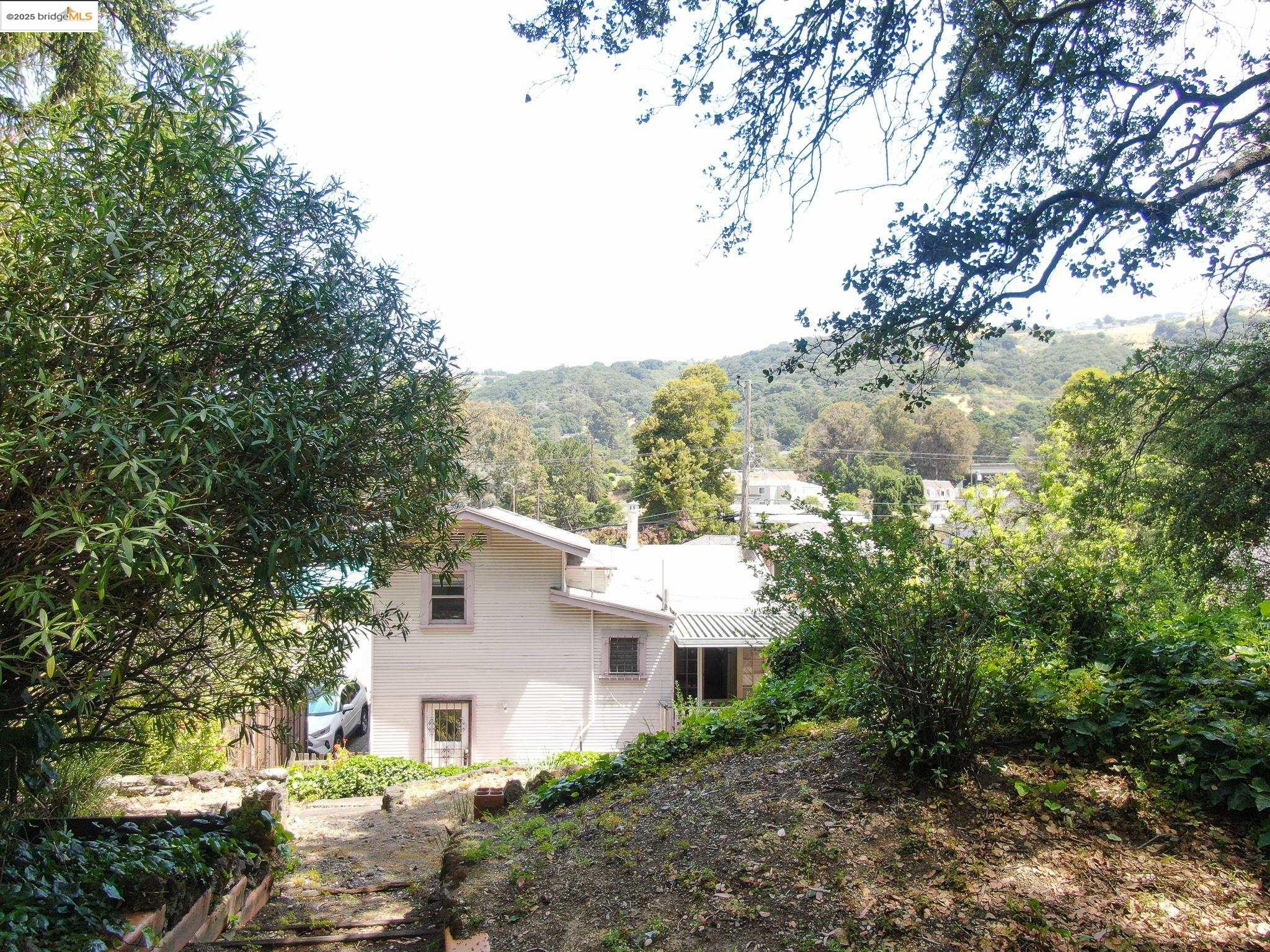 Detail Gallery Image 4 of 31 For 6133 Hillmont Dr, Oakland,  CA 94605 - 4 Beds | 2 Baths
