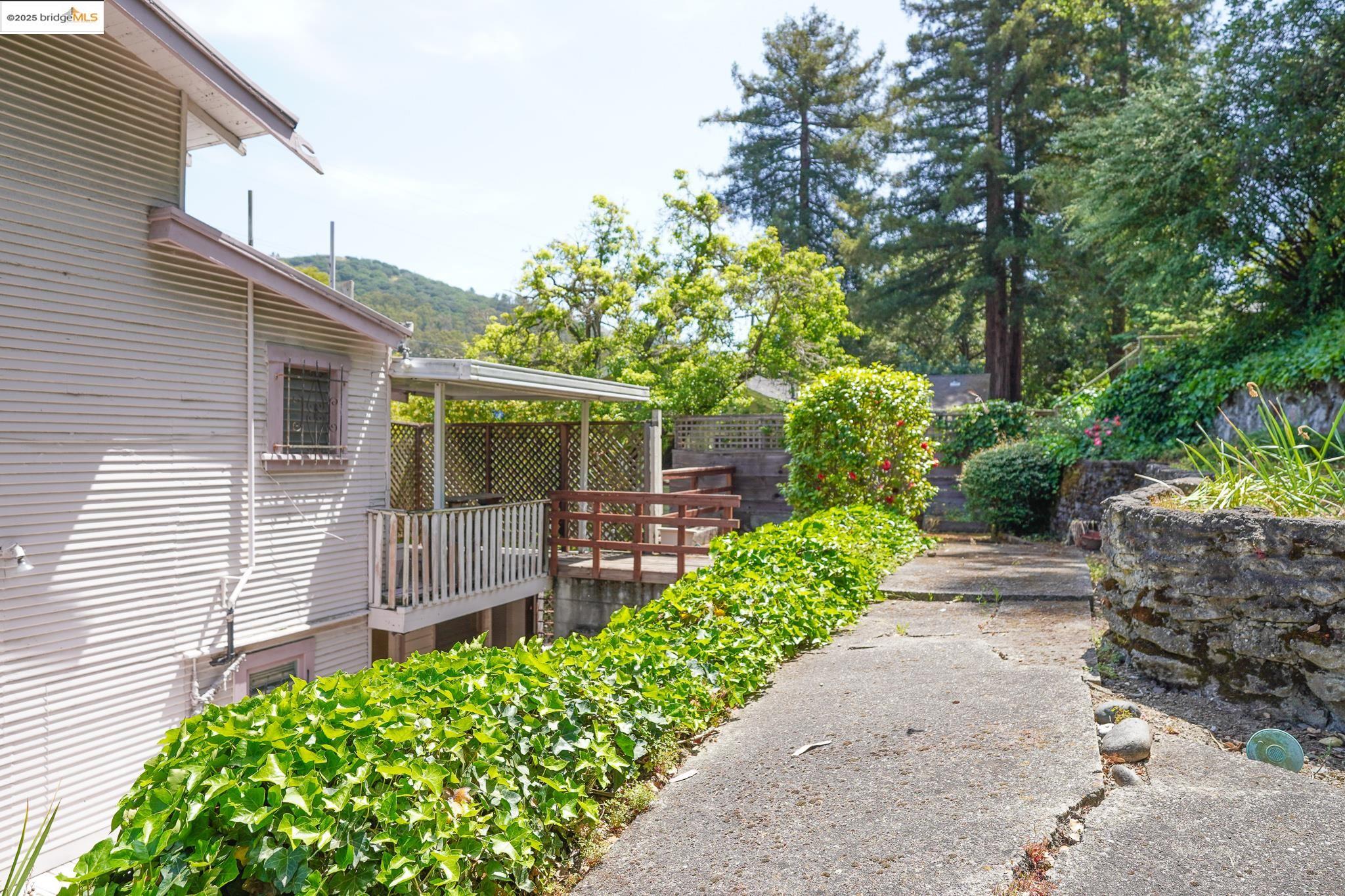 Detail Gallery Image 5 of 31 For 6133 Hillmont Dr, Oakland,  CA 94605 - 4 Beds | 2 Baths