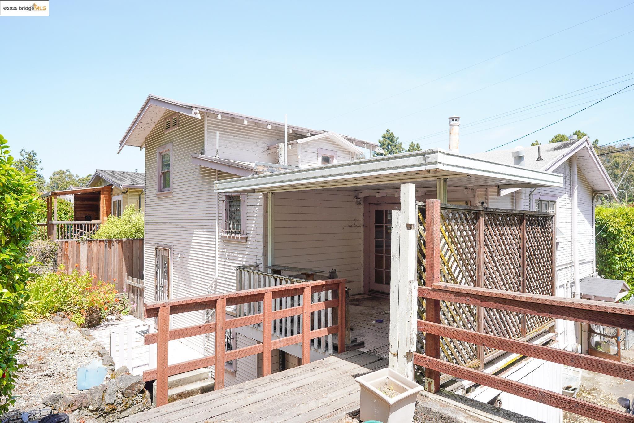 Detail Gallery Image 6 of 31 For 6133 Hillmont Dr, Oakland,  CA 94605 - 4 Beds | 2 Baths