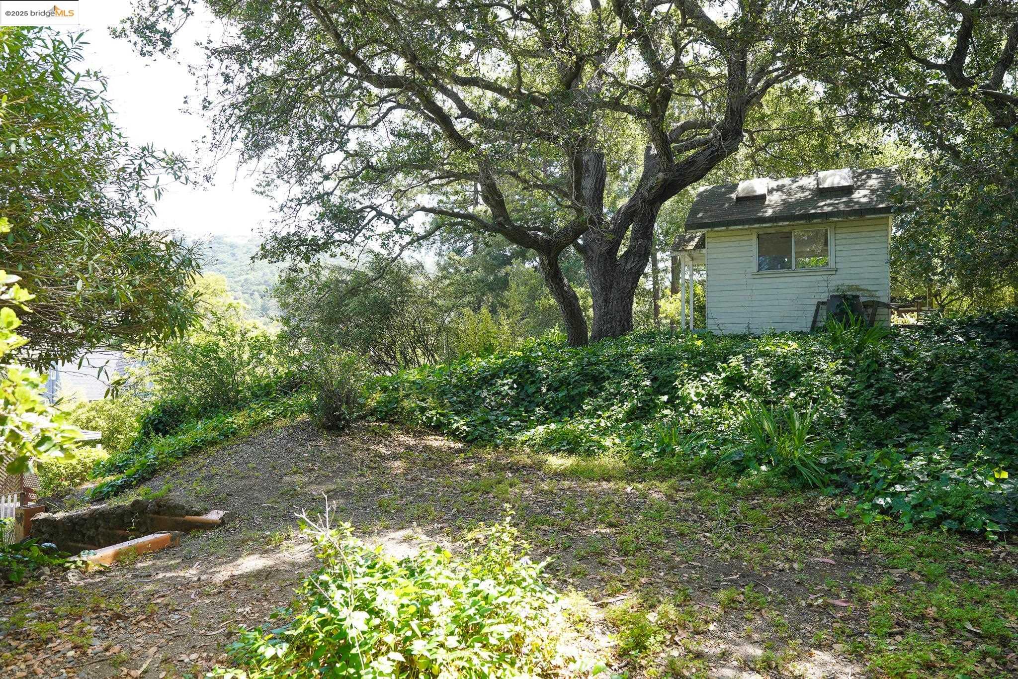 Detail Gallery Image 9 of 31 For 6133 Hillmont Dr, Oakland,  CA 94605 - 4 Beds | 2 Baths