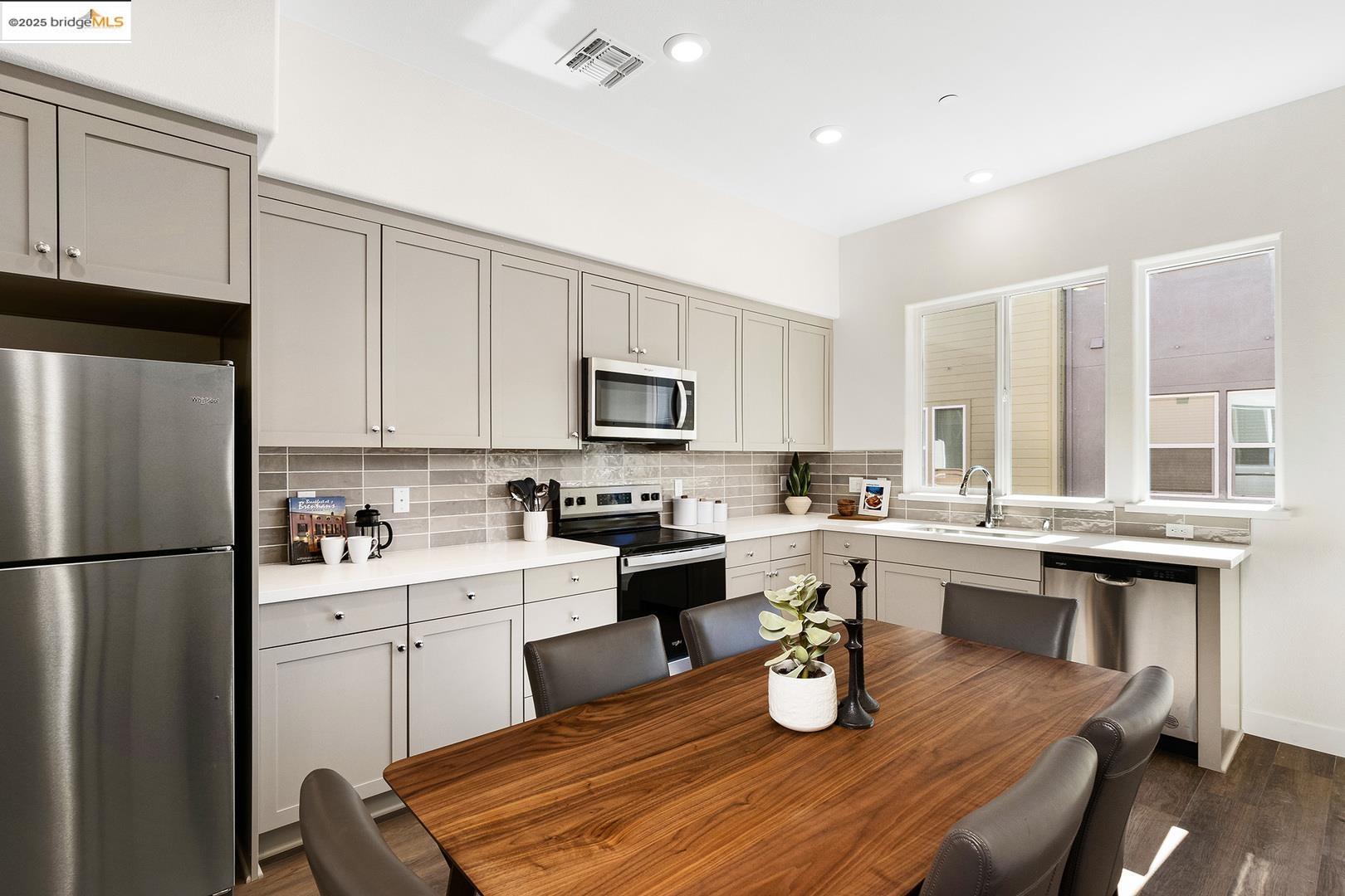 Detail Gallery Image 9 of 23 For 28974 Parkwood Ln #72,  Hayward,  CA 94544 - 3 Beds | 3 Baths