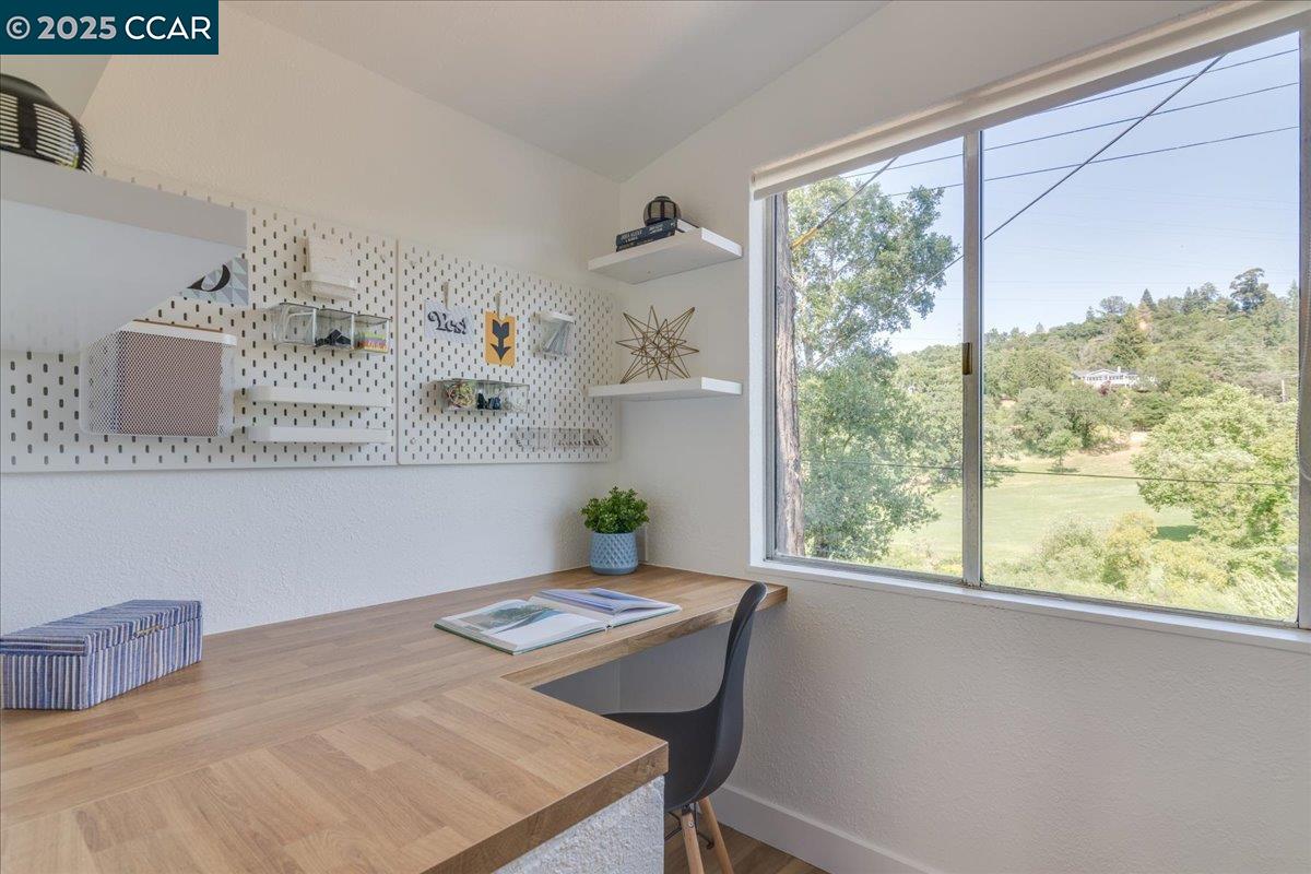 Detail Gallery Image 11 of 50 For 10 El Toyonal, Orinda,  CA 94563 - 3 Beds | 1/1 Baths