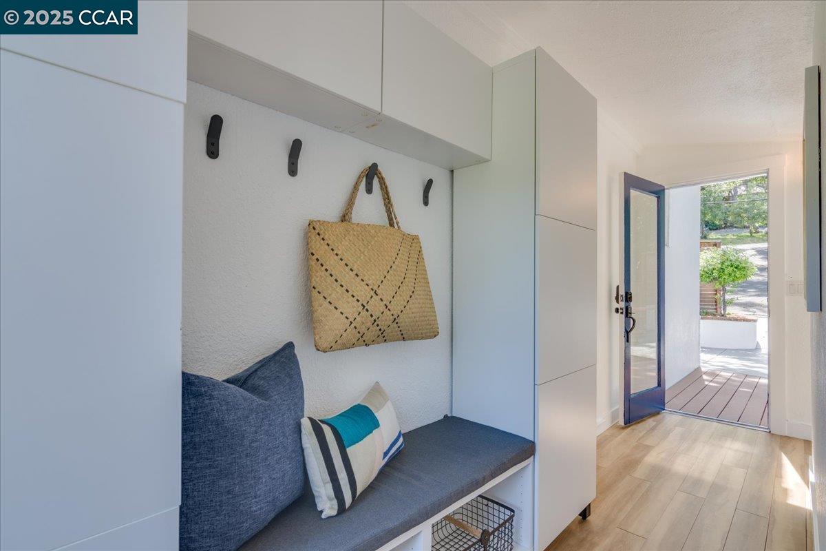 Detail Gallery Image 12 of 50 For 10 El Toyonal, Orinda,  CA 94563 - 3 Beds | 1/1 Baths