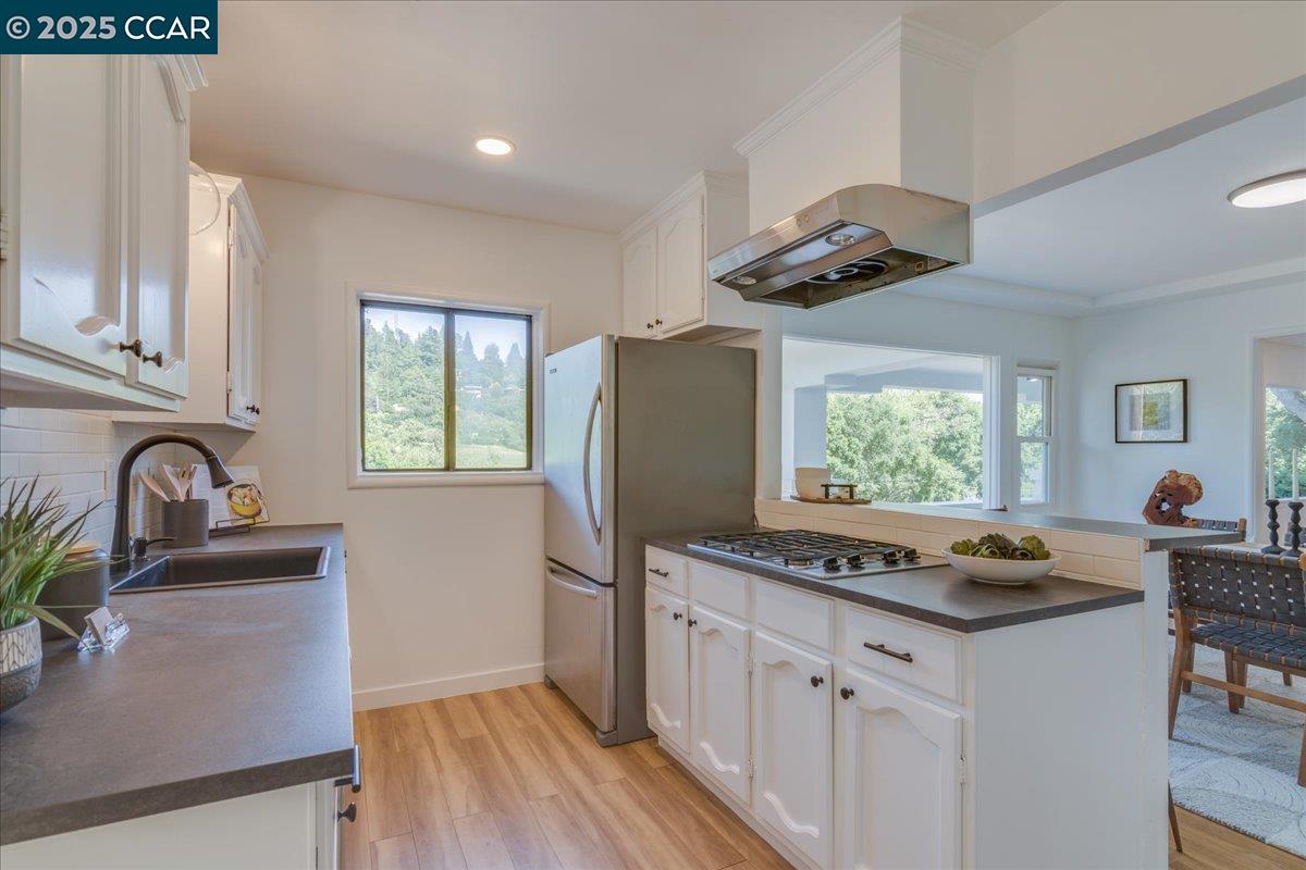 Detail Gallery Image 15 of 50 For 10 El Toyonal, Orinda,  CA 94563 - 3 Beds | 1/1 Baths