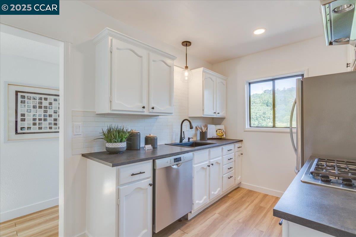 Detail Gallery Image 16 of 50 For 10 El Toyonal, Orinda,  CA 94563 - 3 Beds | 1/1 Baths