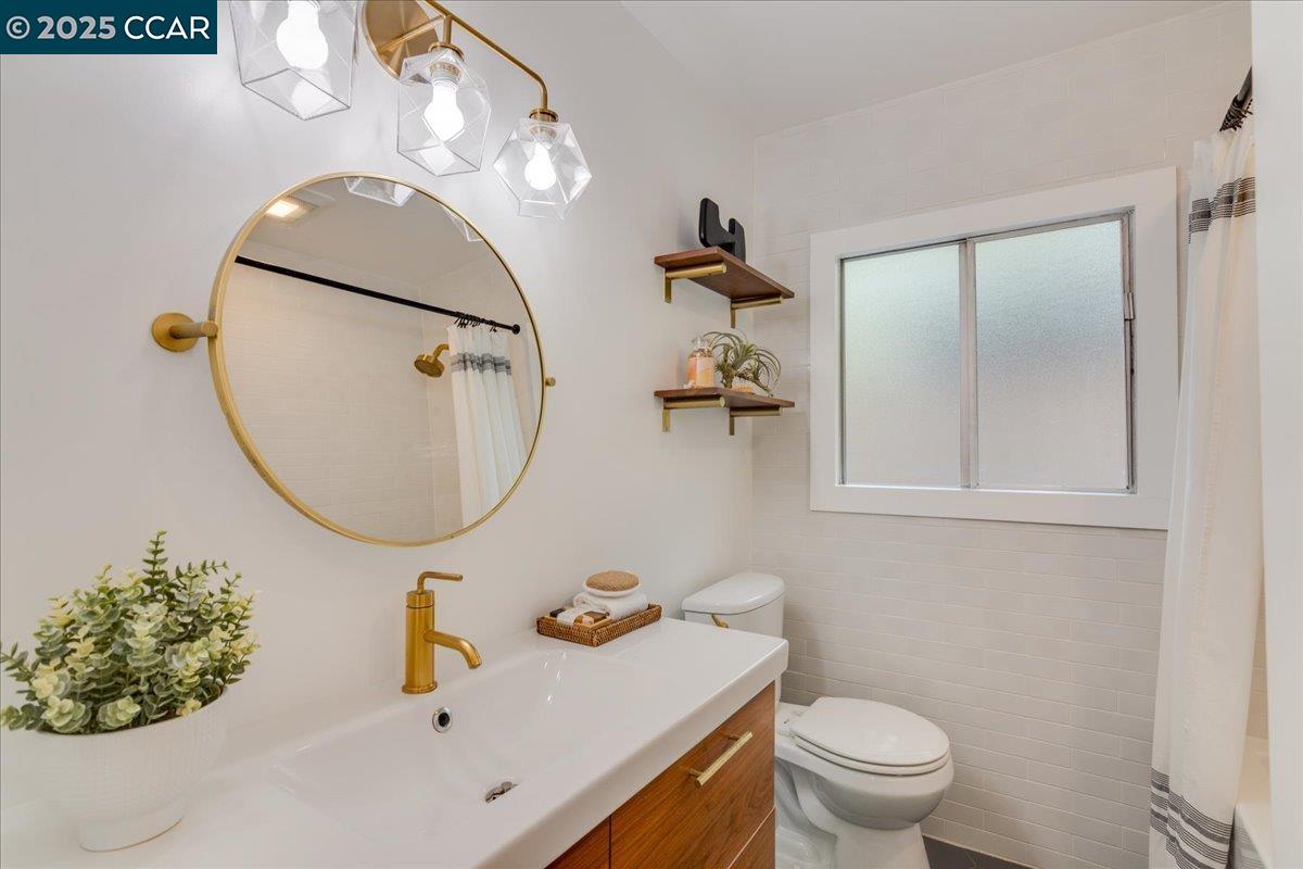 Detail Gallery Image 25 of 50 For 10 El Toyonal, Orinda,  CA 94563 - 3 Beds | 1/1 Baths