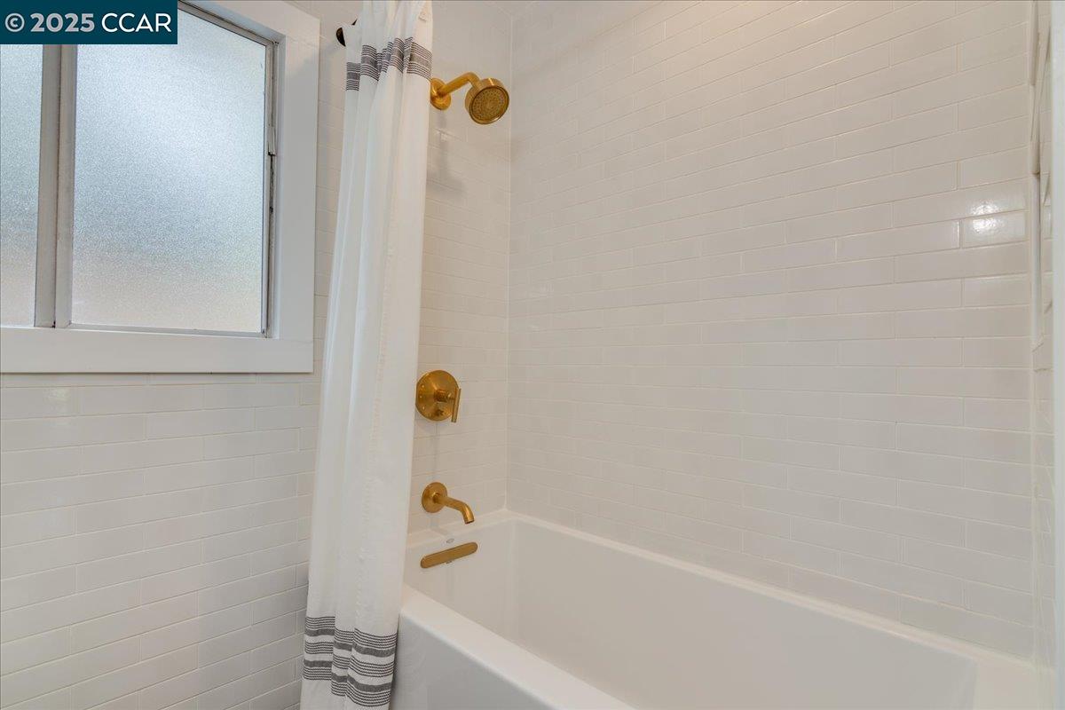 Detail Gallery Image 26 of 50 For 10 El Toyonal, Orinda,  CA 94563 - 3 Beds | 1/1 Baths