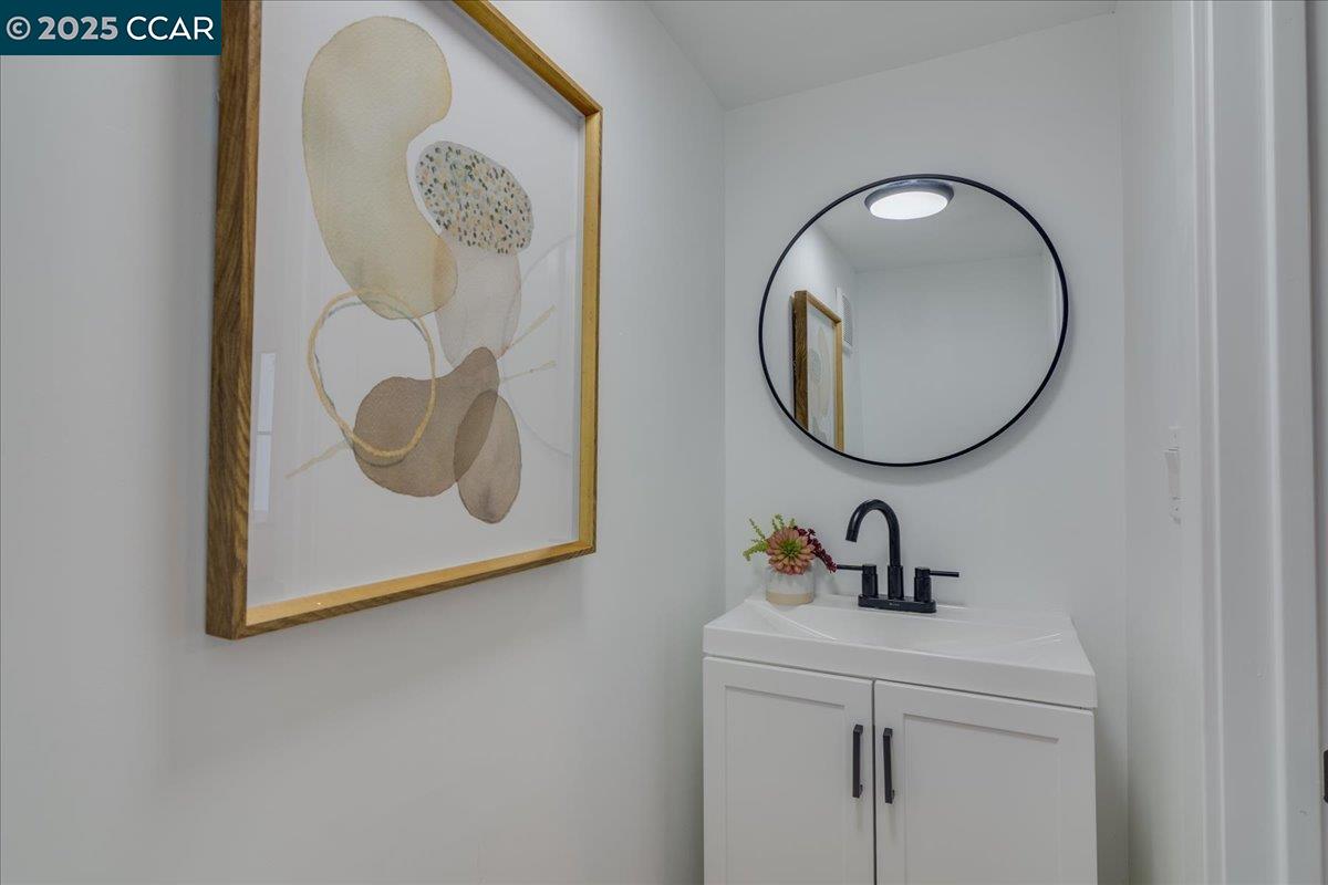 Detail Gallery Image 32 of 50 For 10 El Toyonal, Orinda,  CA 94563 - 3 Beds | 1/1 Baths