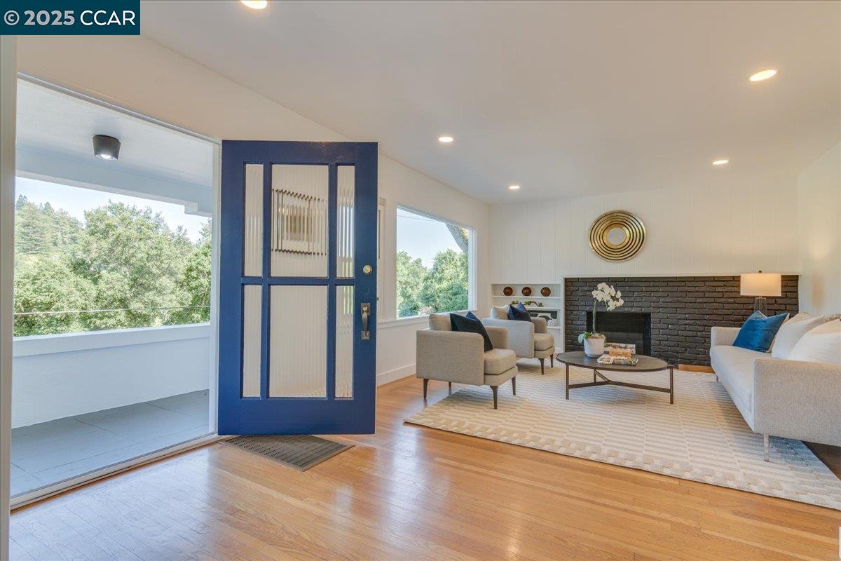 Detail Gallery Image 10 of 50 For 10 El Toyonal, Orinda,  CA 94563 - 3 Beds | 1/1 Baths