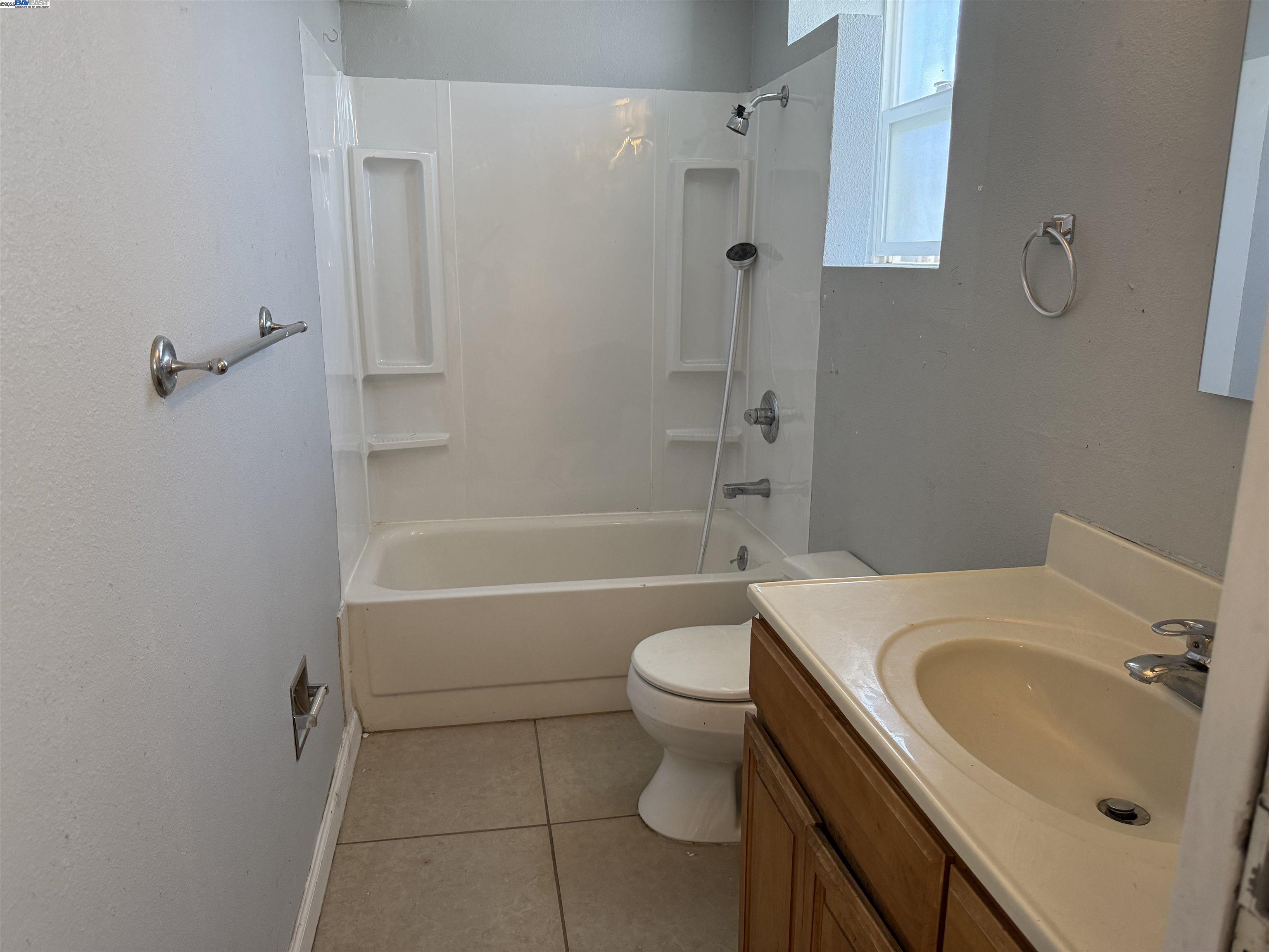 Detail Gallery Image 11 of 19 For 7800 Lockwood St, Oakland,  CA 94621 - 3 Beds | 2 Baths