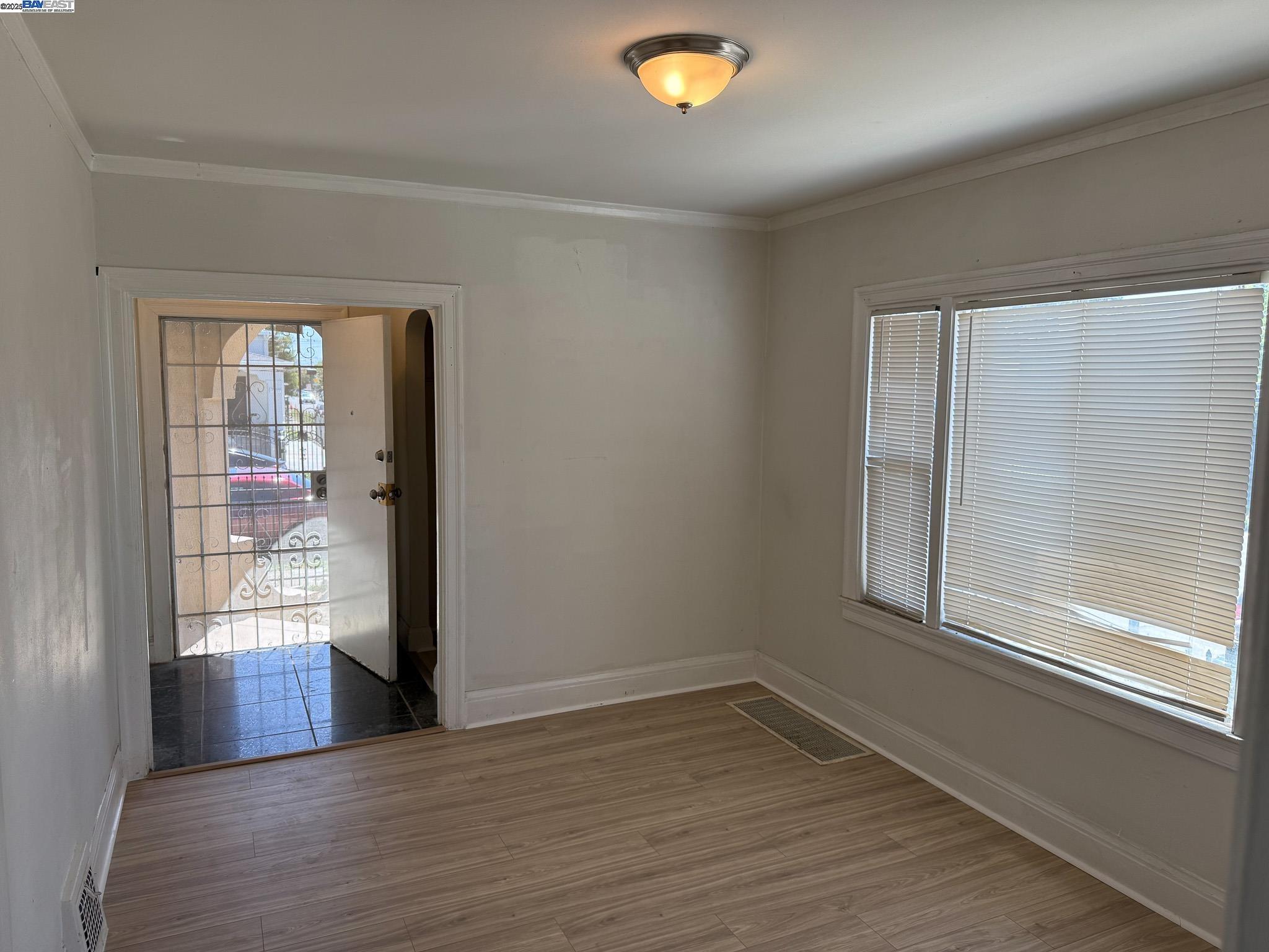 Detail Gallery Image 4 of 19 For 7800 Lockwood St, Oakland,  CA 94621 - 3 Beds | 2 Baths