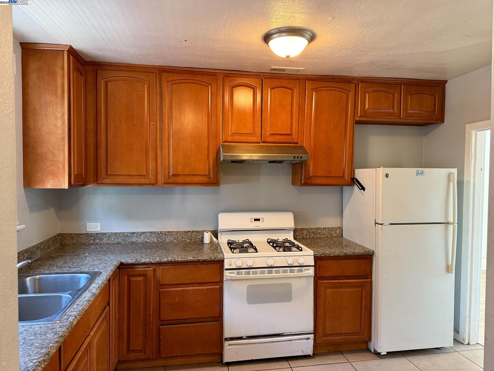 Detail Gallery Image 9 of 19 For 7800 Lockwood St, Oakland,  CA 94621 - 3 Beds | 2 Baths