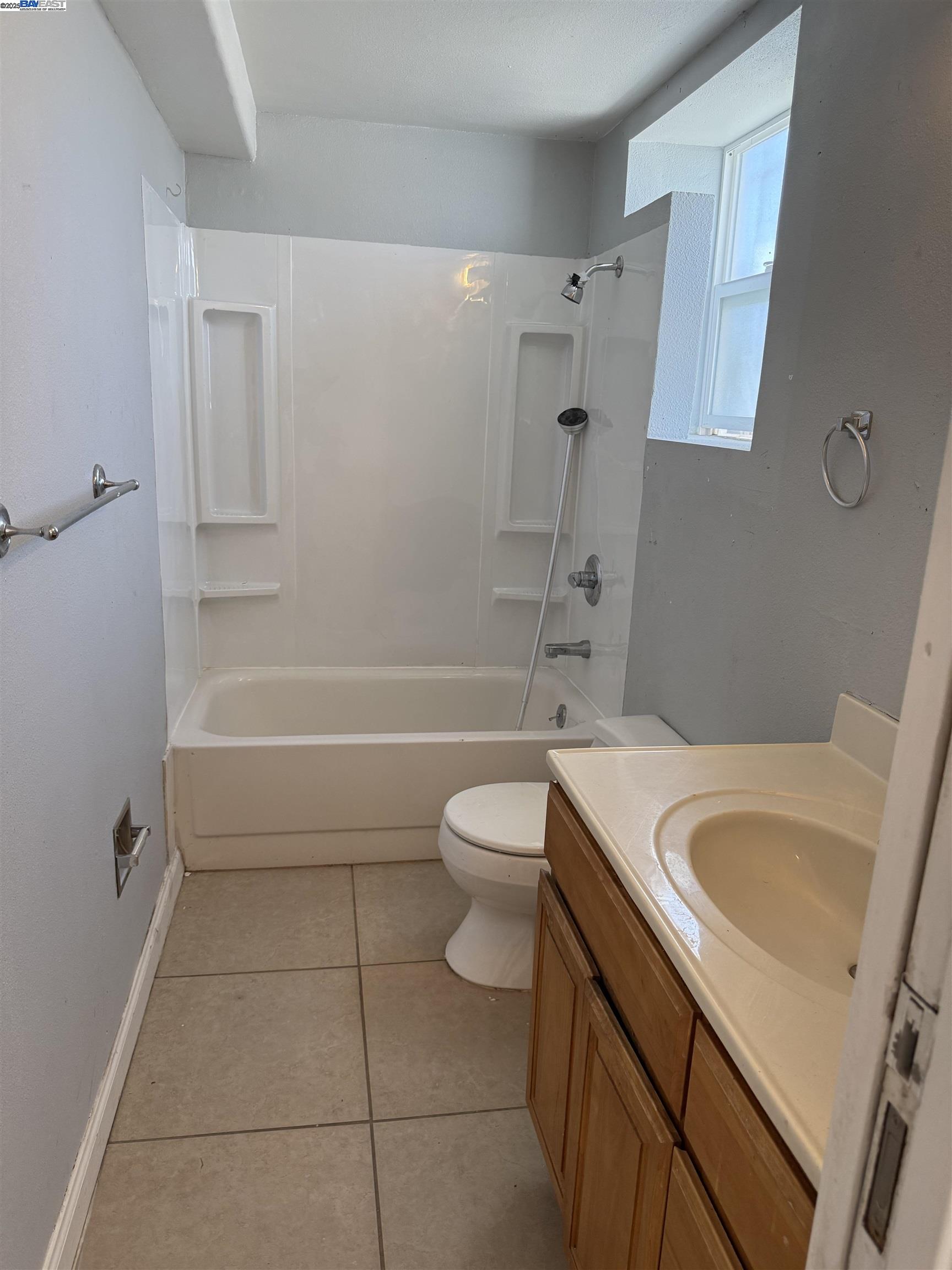 Detail Gallery Image 10 of 19 For 7800 Lockwood St, Oakland,  CA 94621 - 3 Beds | 2 Baths