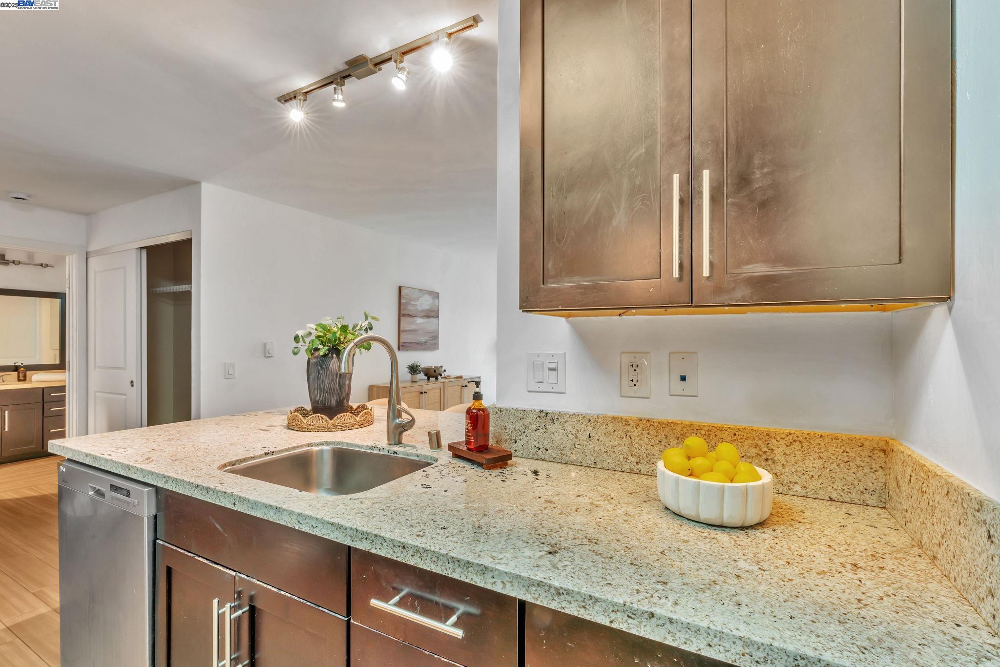 6400 Christie Ave # 2116, Emeryville, California 94608, 1 Bedroom Bedrooms, 3 Rooms Rooms,1 BathroomBathrooms,Residential,For Sale,6400 Christie Ave # 2116,41098000