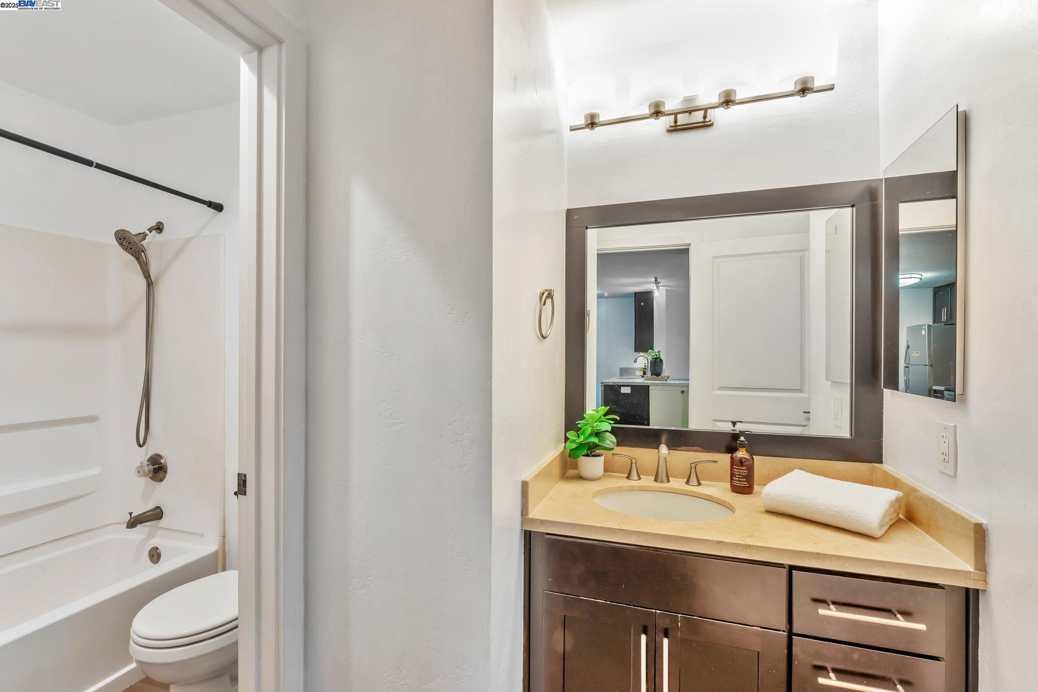 6400 Christie Ave # 2116, Emeryville, California 94608, 1 Bedroom Bedrooms, 3 Rooms Rooms,1 BathroomBathrooms,Residential,For Sale,6400 Christie Ave # 2116,41098000