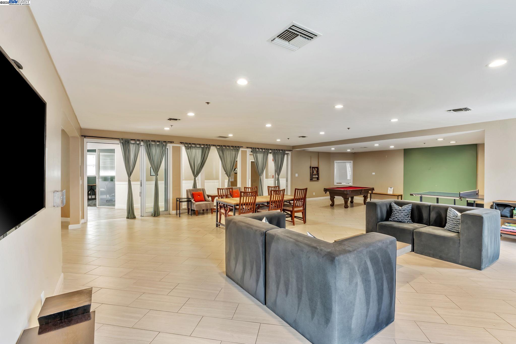 6400 Christie Ave # 2116, Emeryville, California 94608, 1 Bedroom Bedrooms, 3 Rooms Rooms,1 BathroomBathrooms,Residential,For Sale,6400 Christie Ave # 2116,41098000