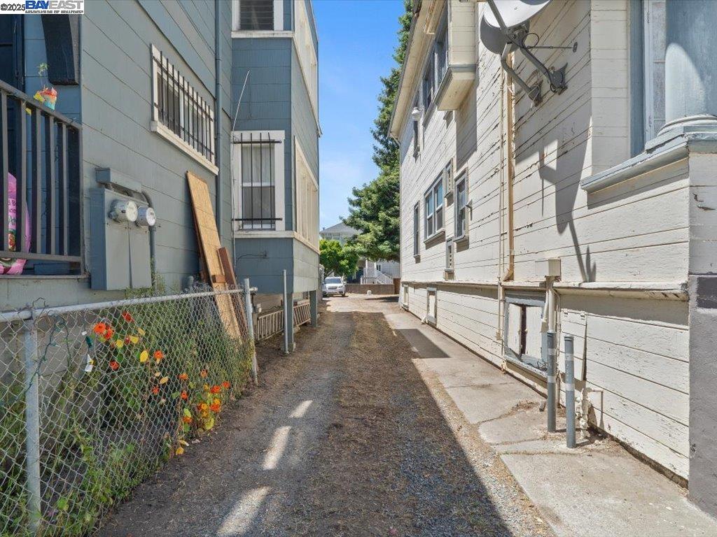 Detail Gallery Image 12 of 56 For 1013 Chestnut St, Oakland,  CA 94607 - – Beds | – Baths