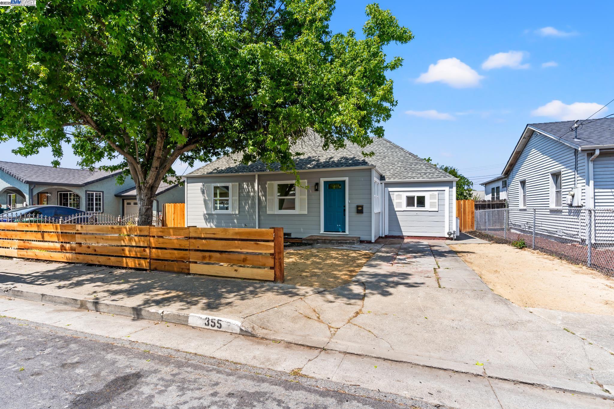 Detail Gallery Image 3 of 33 For 355 S 50th St, Richmond,  CA 94804 - 2 Beds | 1 Baths