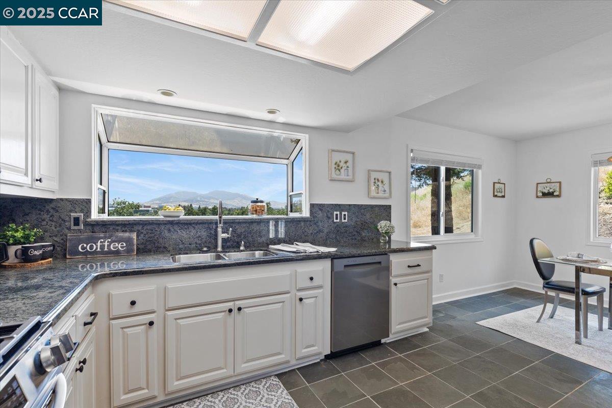 Detail Gallery Image 11 of 35 For 491 Camelback Rd, Pleasant Hill,  CA 94523 - 2 Beds | 2 Baths
