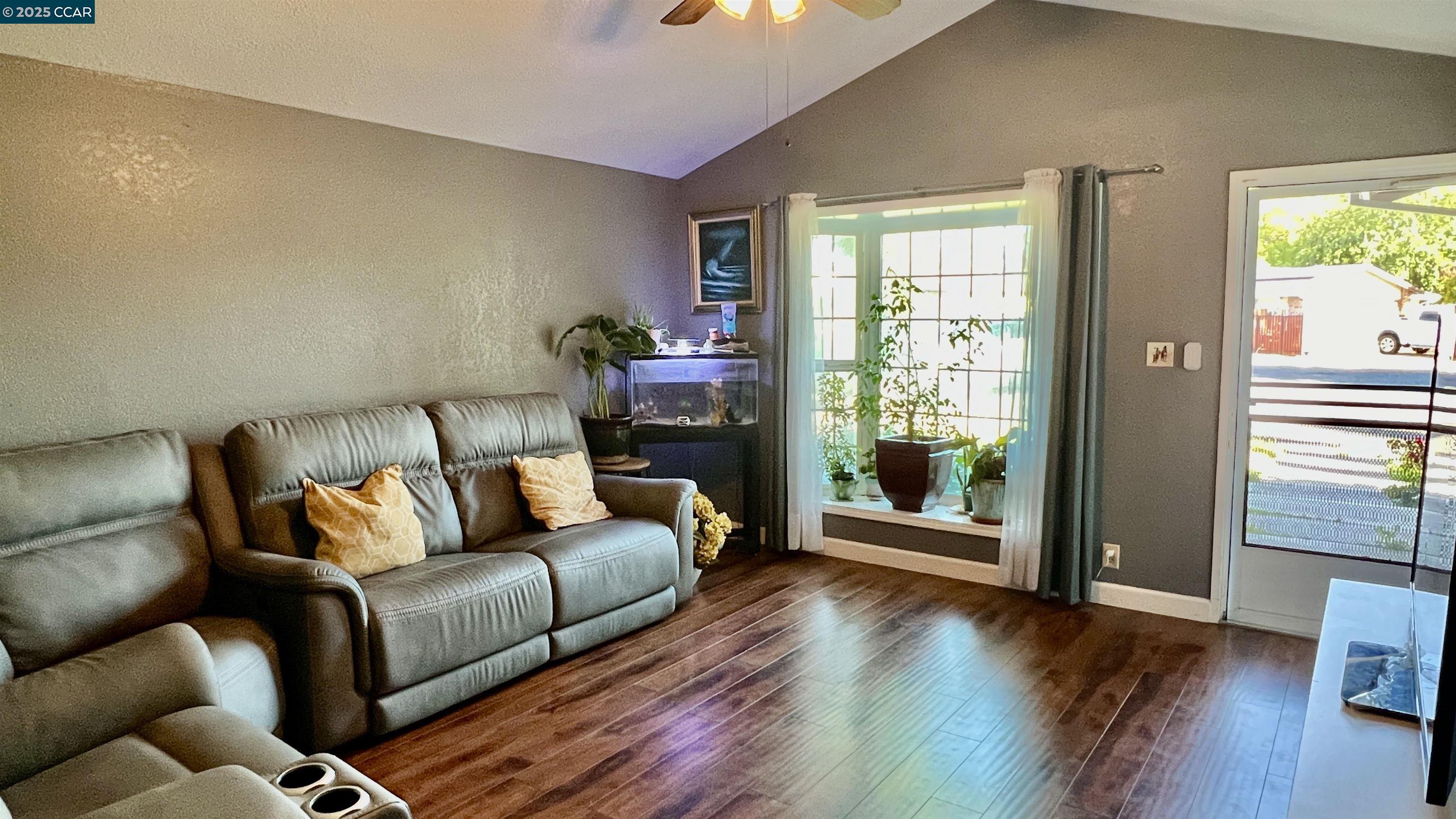 Detail Gallery Image 3 of 20 For 14413 Modoc Ct, Manteca,  CA 95336 - 3 Beds | 2 Baths