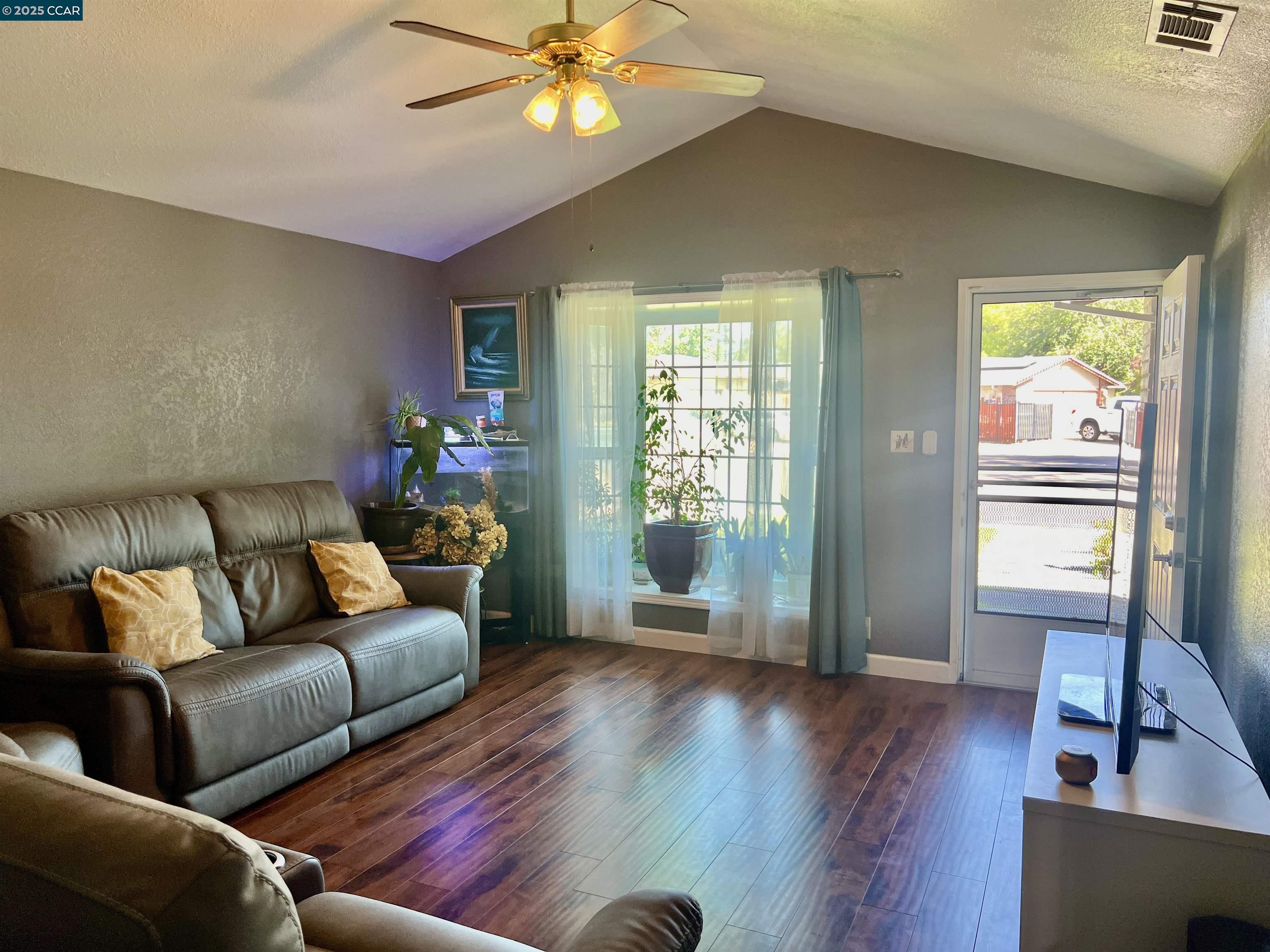 Detail Gallery Image 3 of 21 For 14413 Modoc Ct, Manteca,  CA 95336 - 3 Beds | 2 Baths