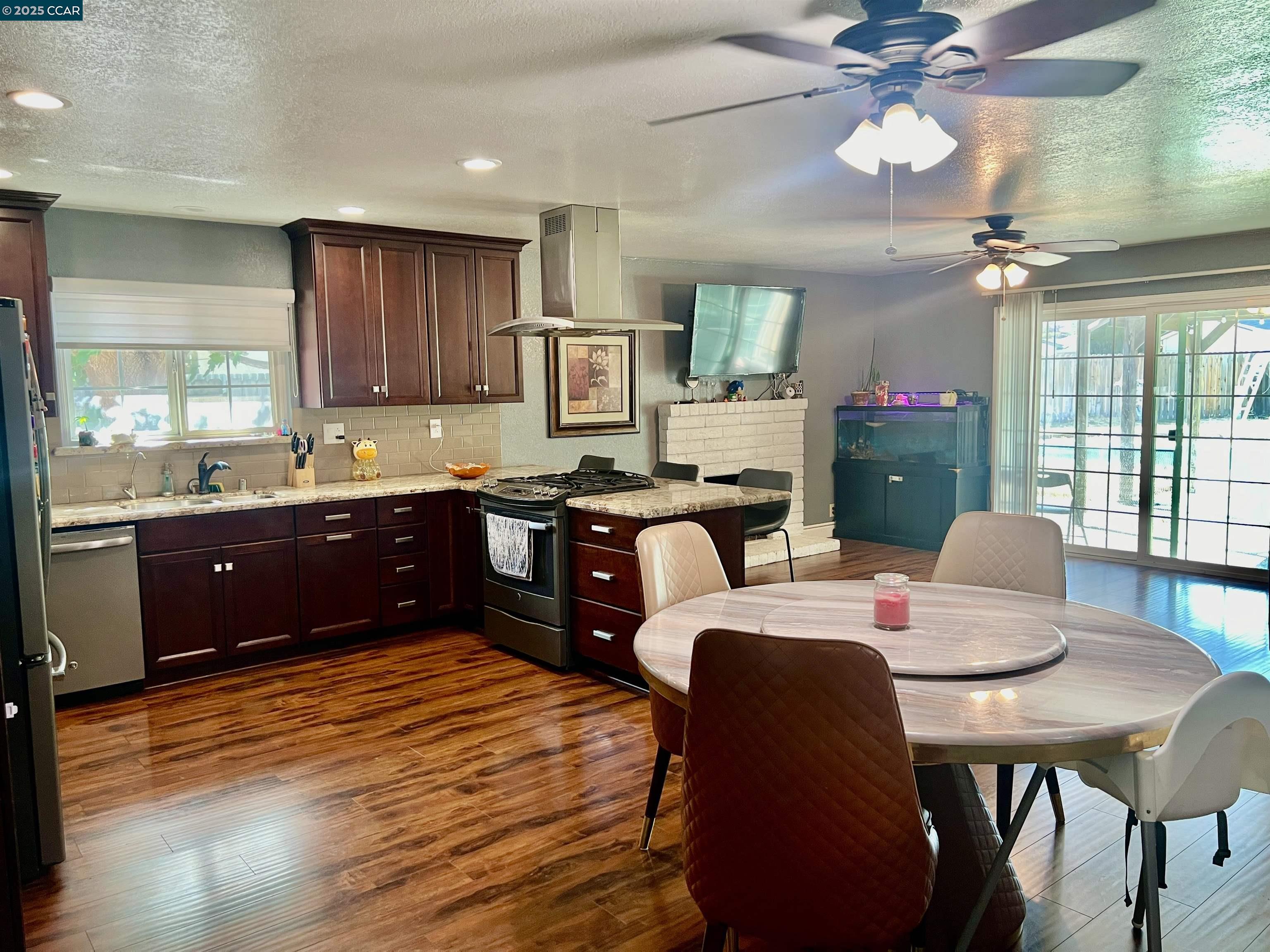 Detail Gallery Image 5 of 21 For 14413 Modoc Ct, Manteca,  CA 95336 - 3 Beds | 2 Baths