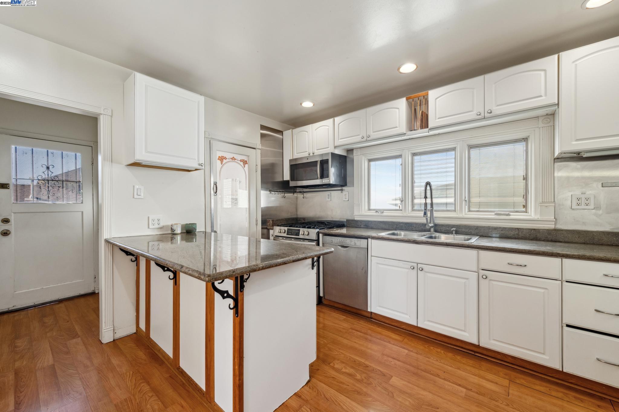 Detail Gallery Image 11 of 30 For 2326 10th St, Berkeley,  CA 94710 - – Beds | – Baths