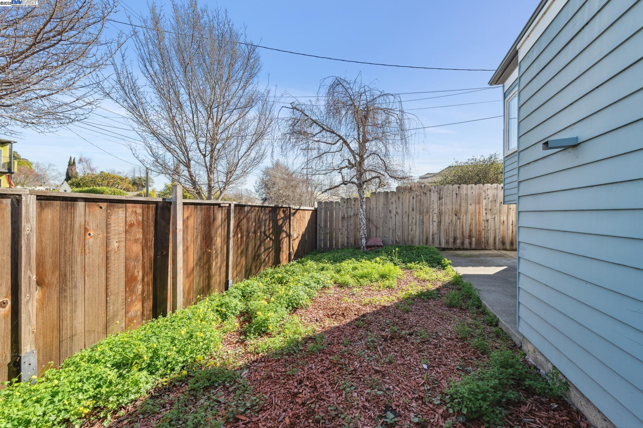 Detail Gallery Image 4 of 30 For 2326 10th St, Berkeley,  CA 94710 - – Beds | – Baths