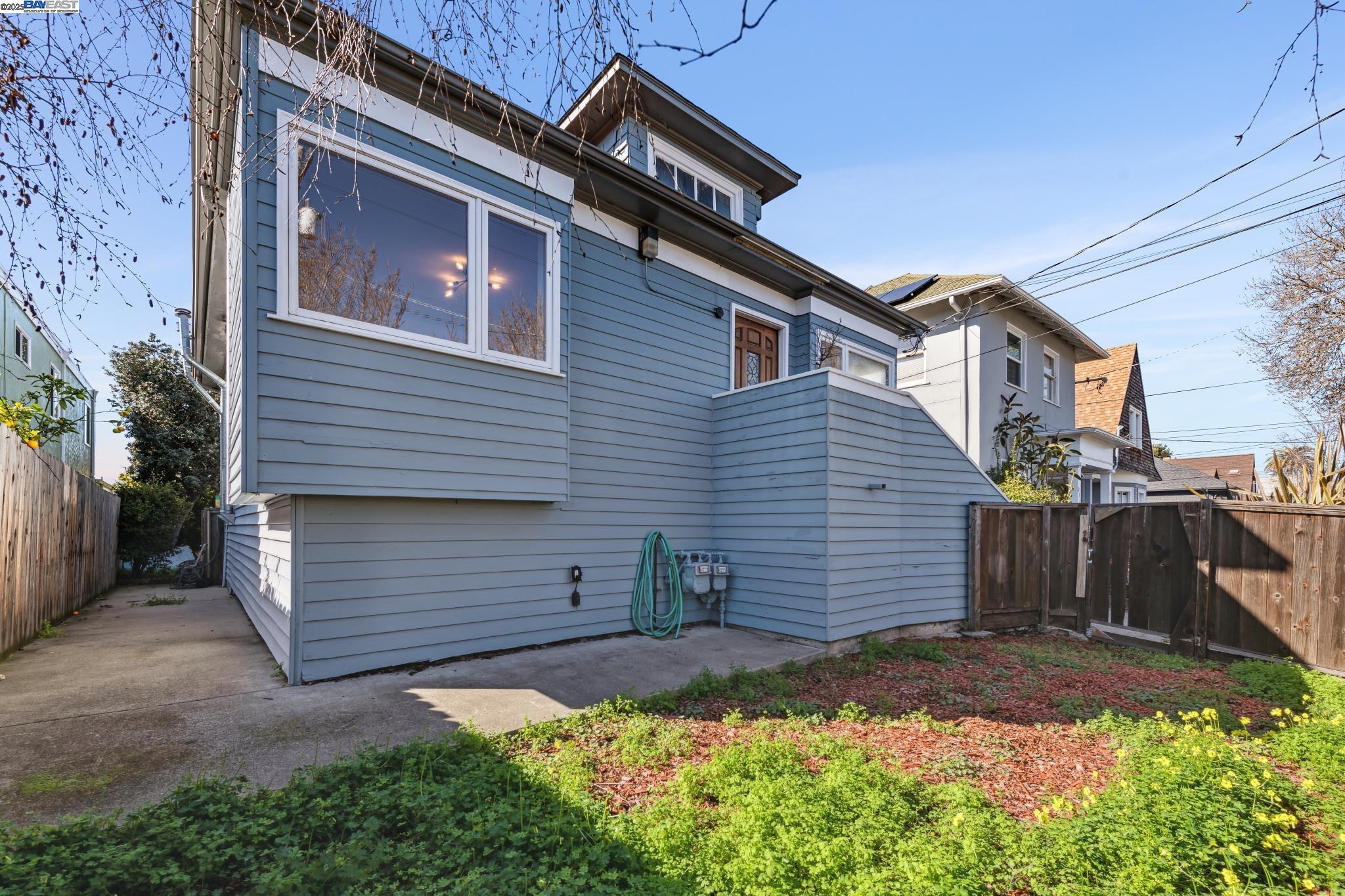 Detail Gallery Image 6 of 30 For 2326 10th St, Berkeley,  CA 94710 - – Beds | – Baths