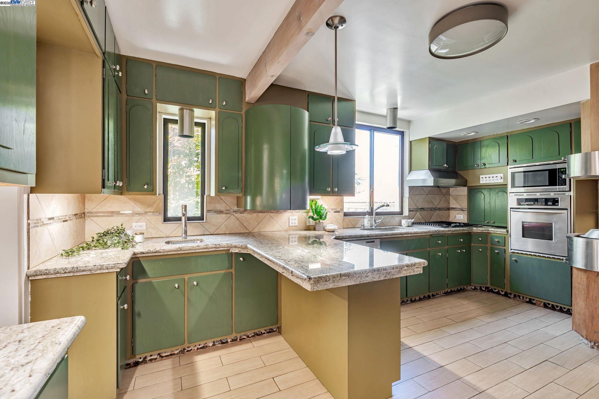 Detail Gallery Image 11 of 53 For 659 Kenwyn Rd, Oakland,  CA 94610 - 4 Beds | 3/1 Baths