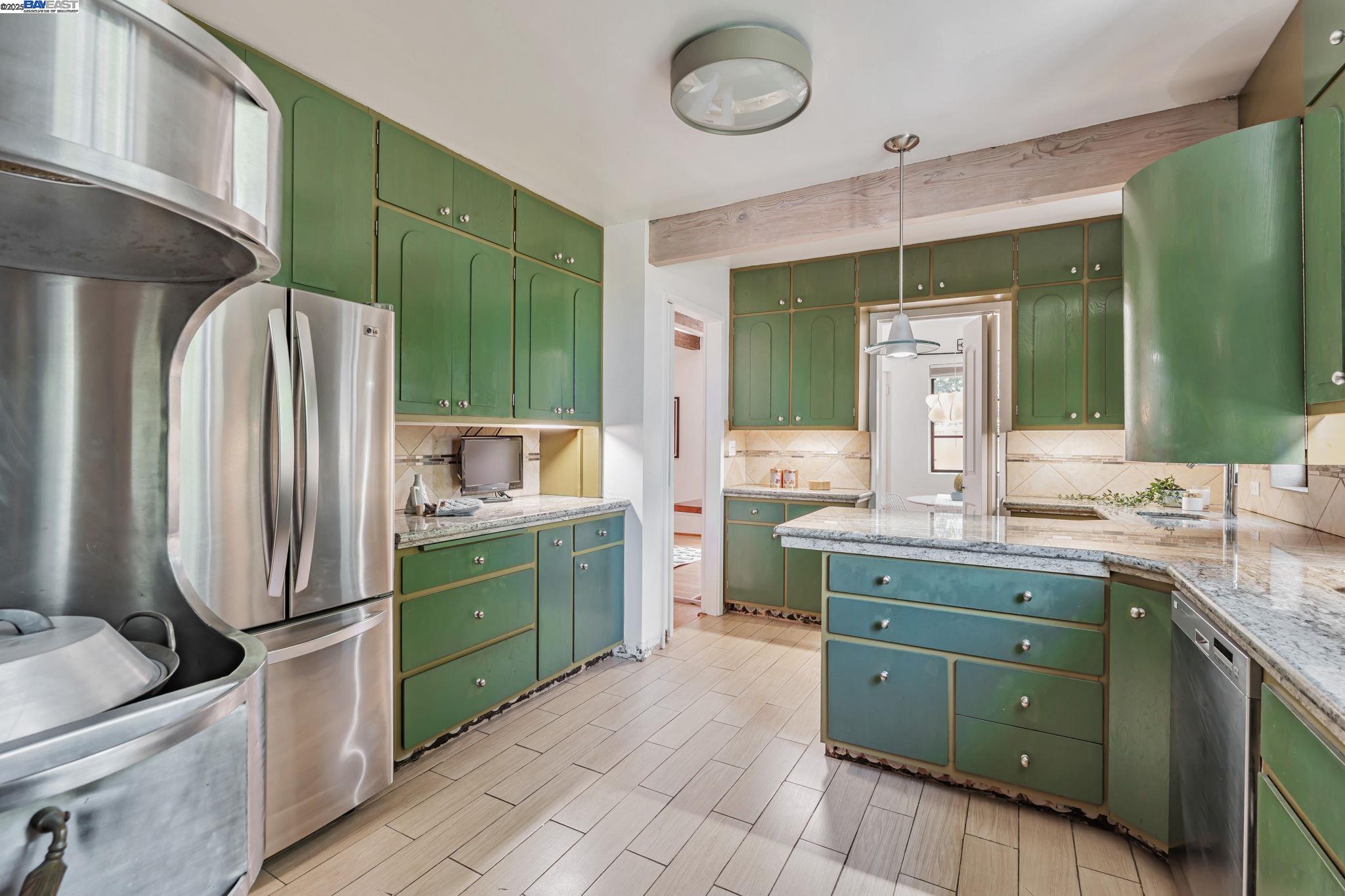 Detail Gallery Image 12 of 53 For 659 Kenwyn Rd, Oakland,  CA 94610 - 4 Beds | 3/1 Baths