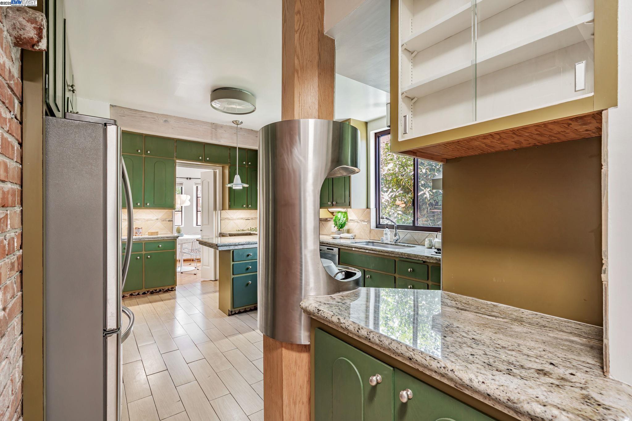 Detail Gallery Image 13 of 53 For 659 Kenwyn Rd, Oakland,  CA 94610 - 4 Beds | 3/1 Baths