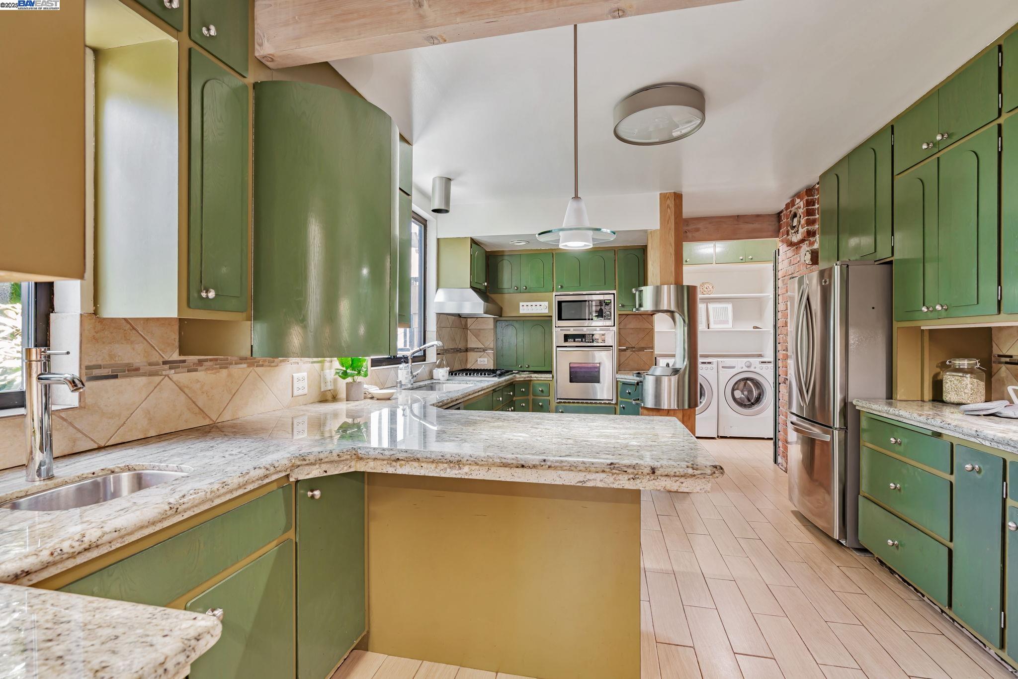 Detail Gallery Image 14 of 53 For 659 Kenwyn Rd, Oakland,  CA 94610 - 4 Beds | 3/1 Baths