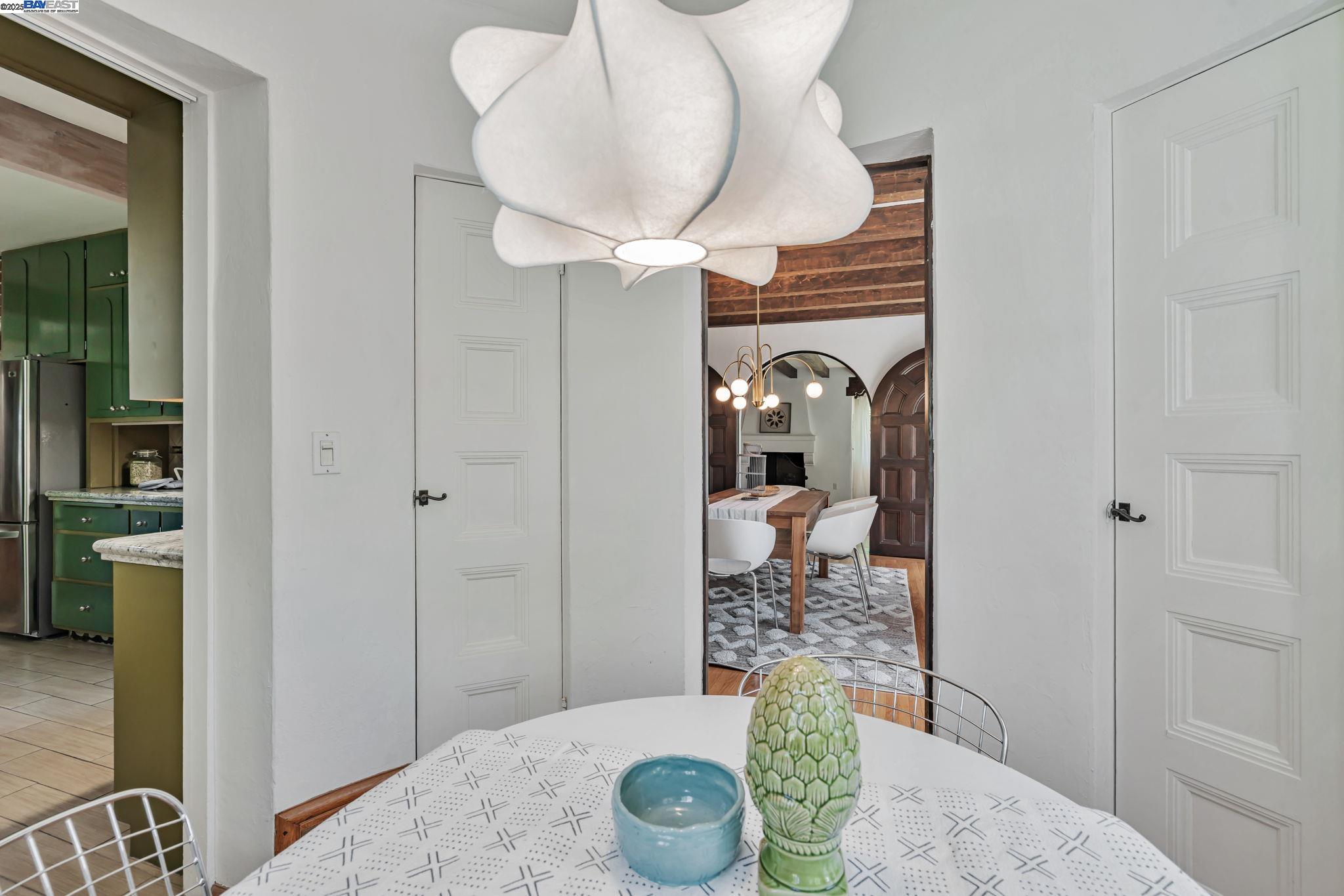 Detail Gallery Image 16 of 53 For 659 Kenwyn Rd, Oakland,  CA 94610 - 4 Beds | 3/1 Baths