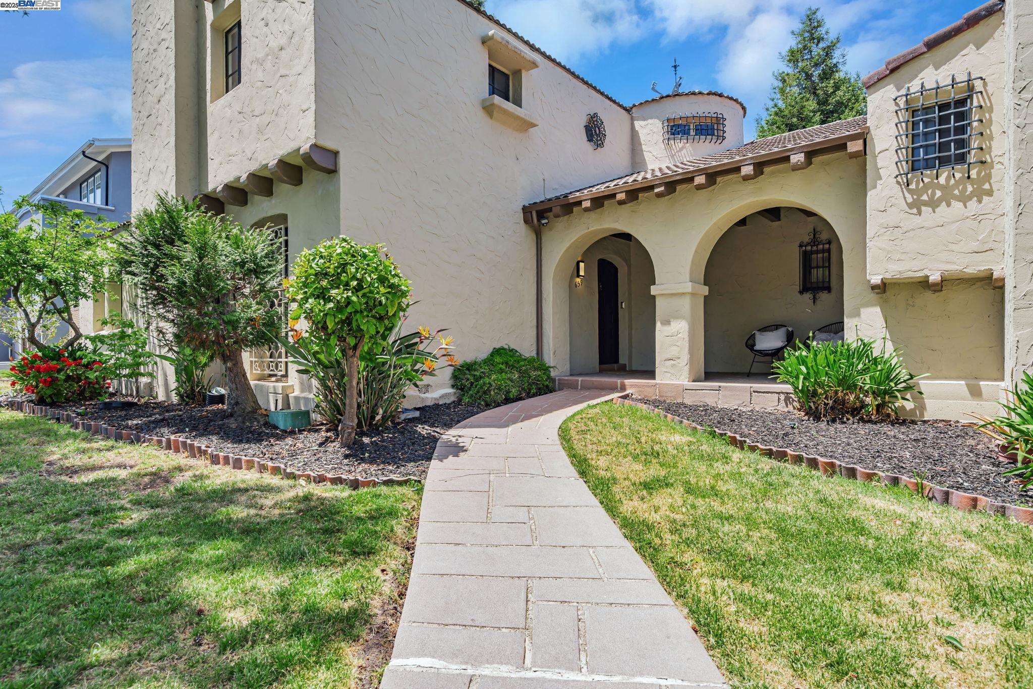 Detail Gallery Image 4 of 53 For 659 Kenwyn Rd, Oakland,  CA 94610 - 4 Beds | 3/1 Baths