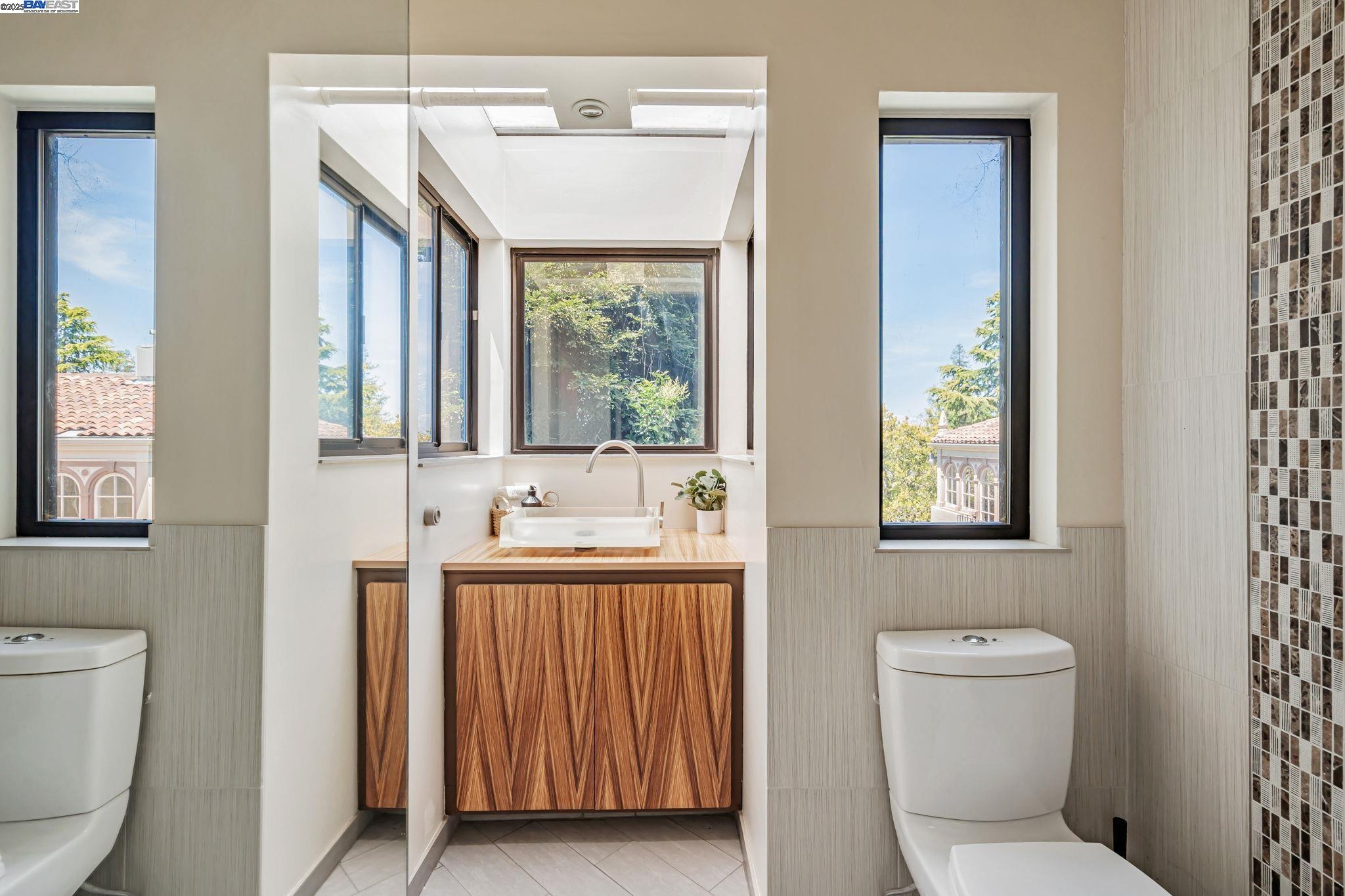 Detail Gallery Image 34 of 53 For 659 Kenwyn Rd, Oakland,  CA 94610 - 4 Beds | 3/1 Baths