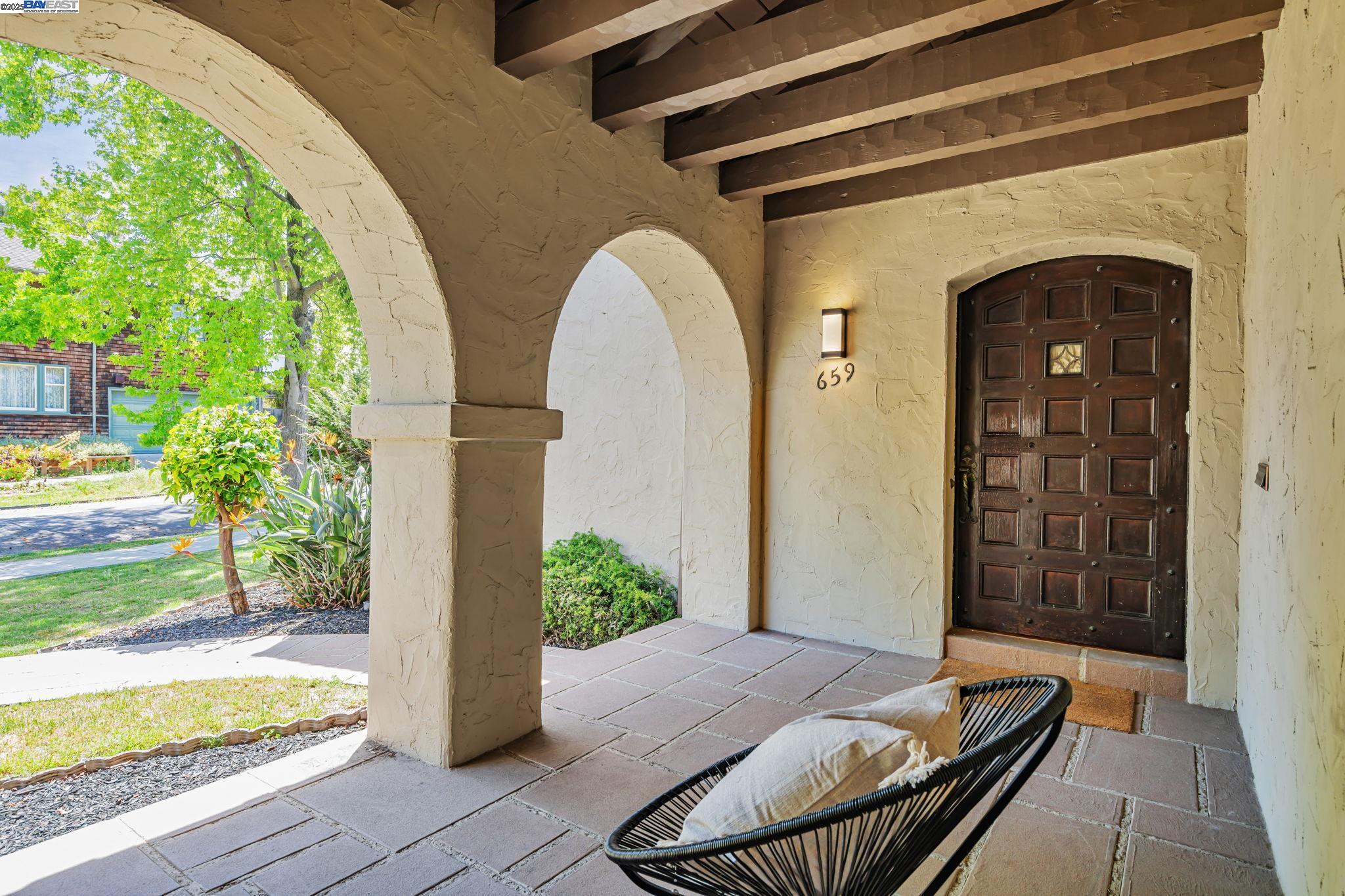 Detail Gallery Image 5 of 53 For 659 Kenwyn Rd, Oakland,  CA 94610 - 4 Beds | 3/1 Baths