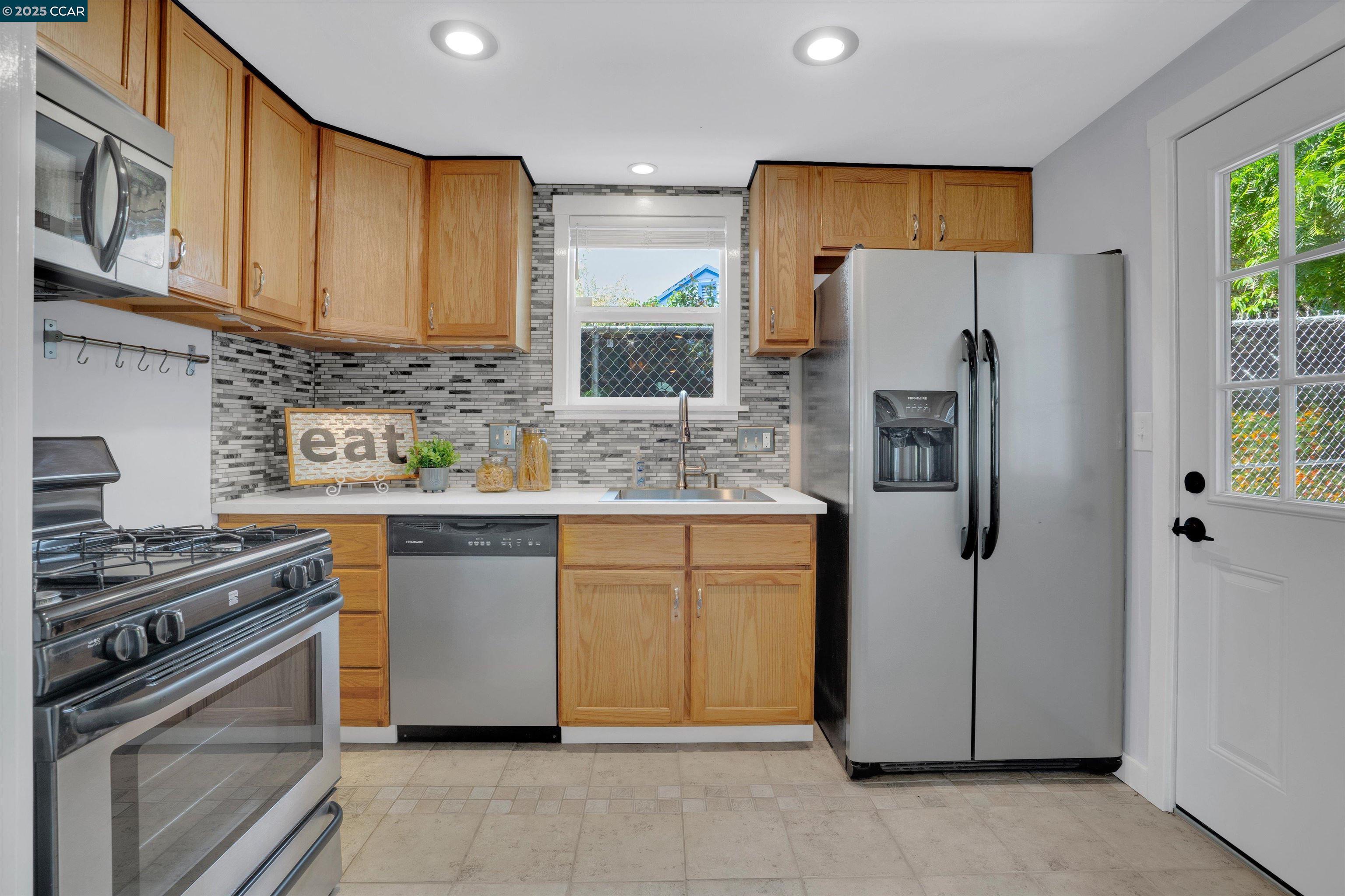 2430 ORCHARD LN, MARTINEZ, CA 94553  Photo 7