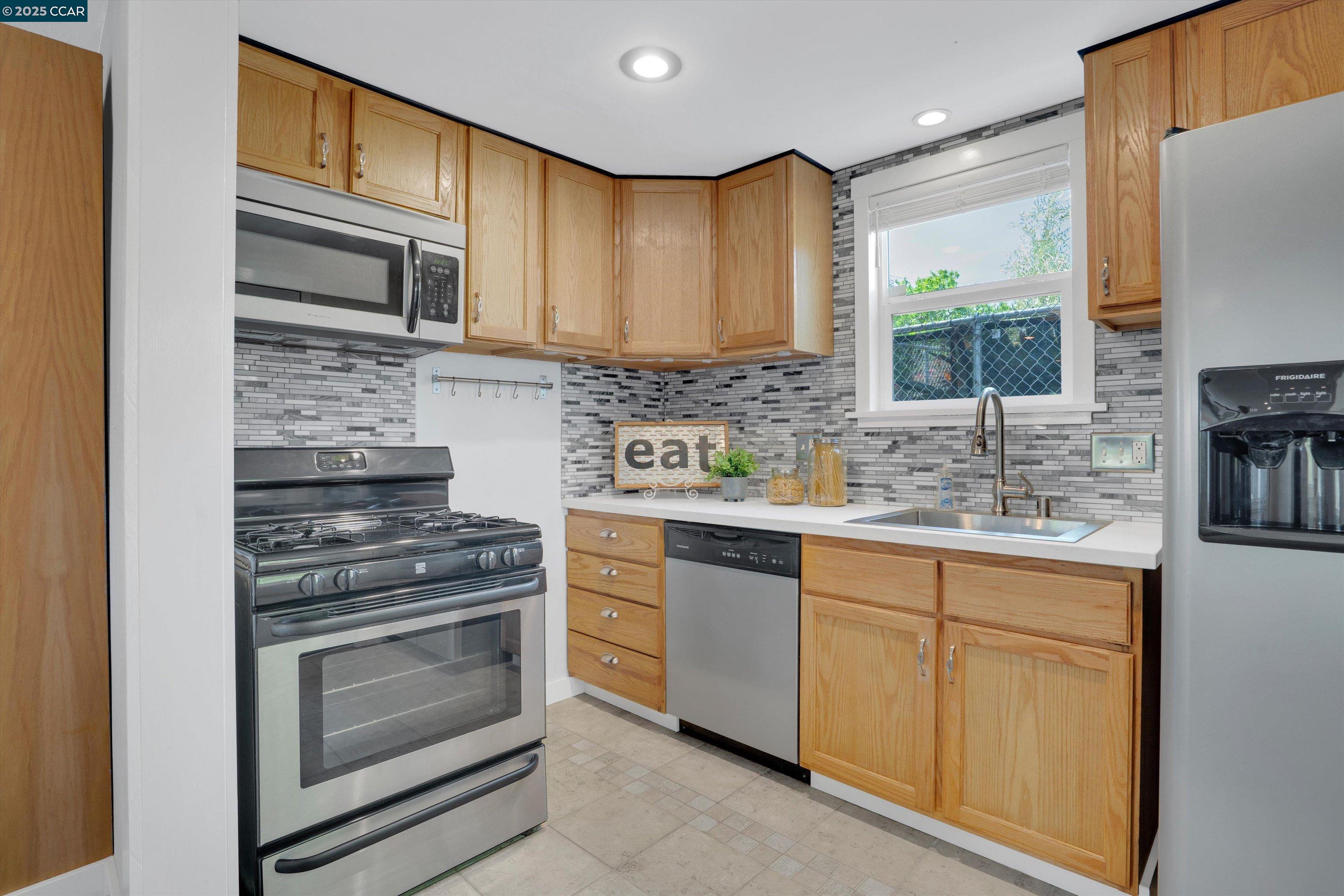 2430 ORCHARD LN, MARTINEZ, CA 94553  Photo 8