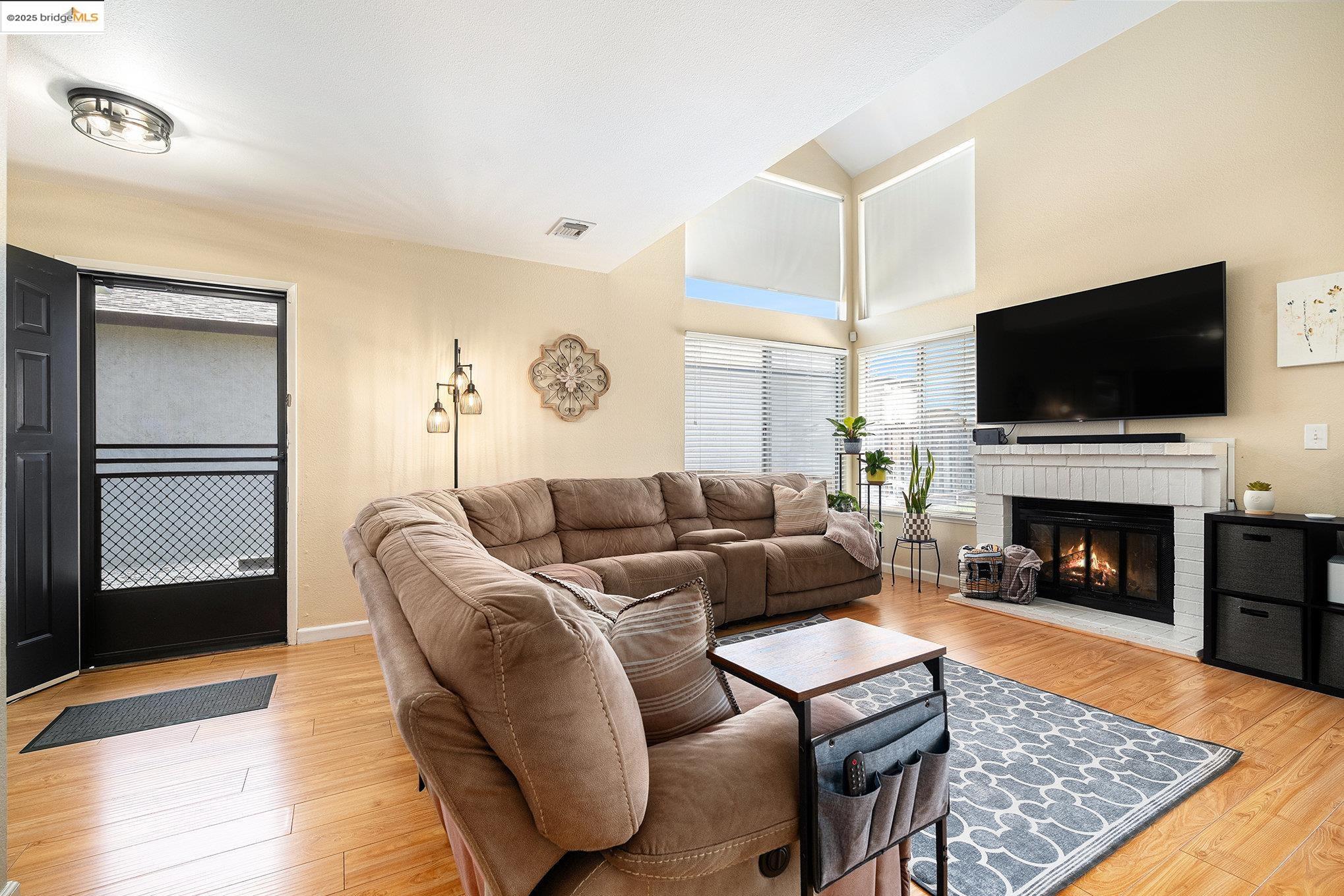 Detail Gallery Image 3 of 21 For 221 Almondtree Ln, Oakley,  CA 94561 - 2 Beds | 2/1 Baths