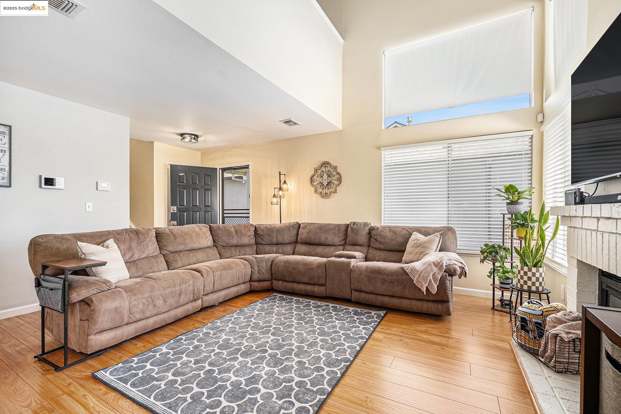 Detail Gallery Image 4 of 21 For 221 Almondtree Ln, Oakley,  CA 94561 - 2 Beds | 2/1 Baths