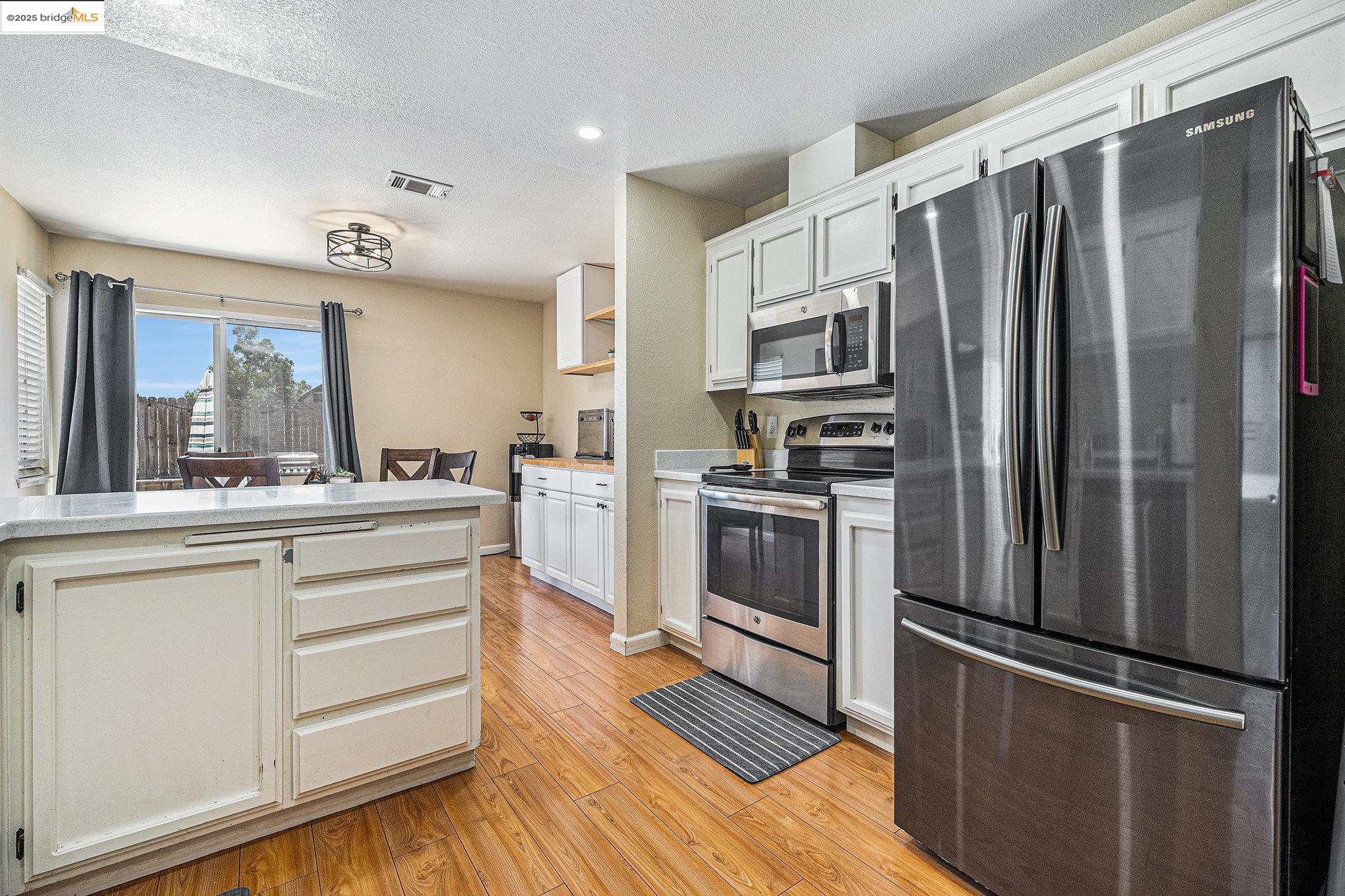 Detail Gallery Image 5 of 21 For 221 Almondtree Ln, Oakley,  CA 94561 - 2 Beds | 2/1 Baths