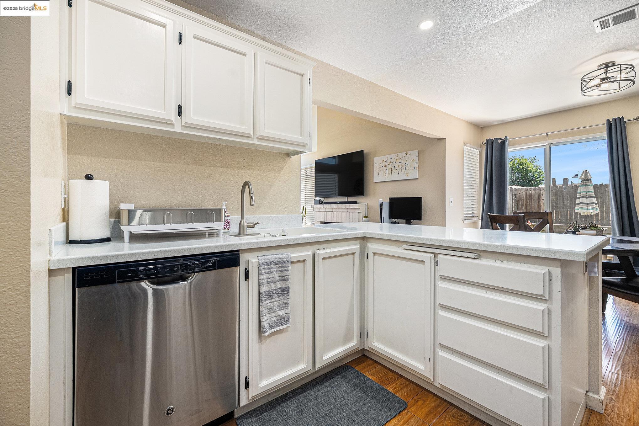 Detail Gallery Image 6 of 21 For 221 Almondtree Ln, Oakley,  CA 94561 - 2 Beds | 2/1 Baths
