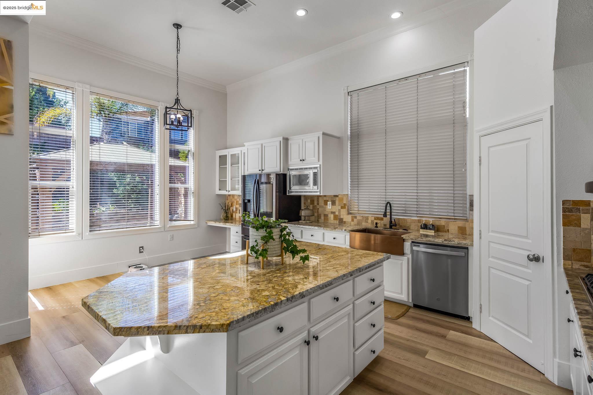 Detail Gallery Image 9 of 38 For 5003 Nortonville Ct, Antioch,  CA 94531 - 5 Beds | 4/1 Baths